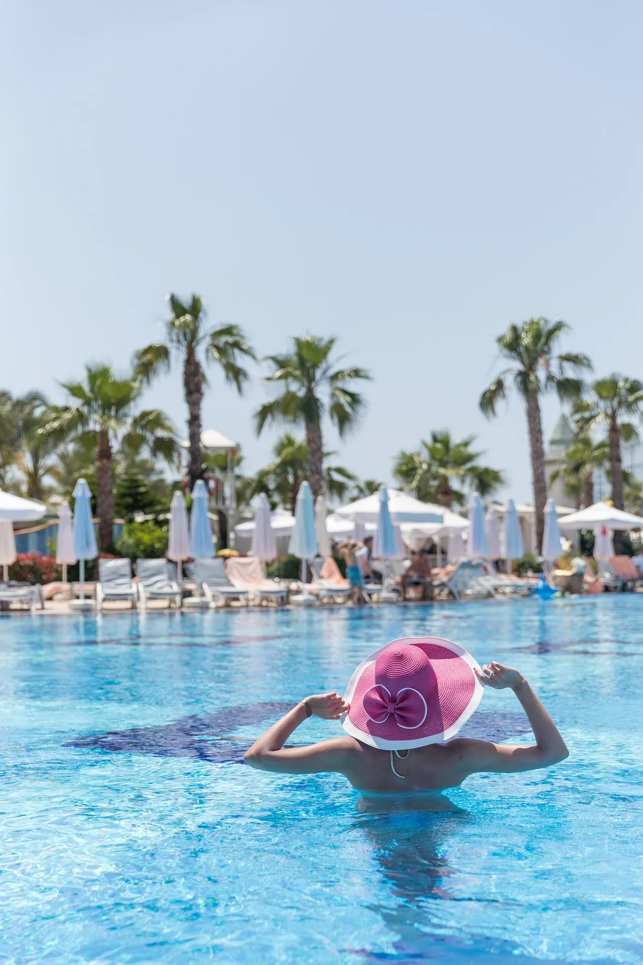 Séjour paisible au bord de la piscine d’un hôtel de luxe