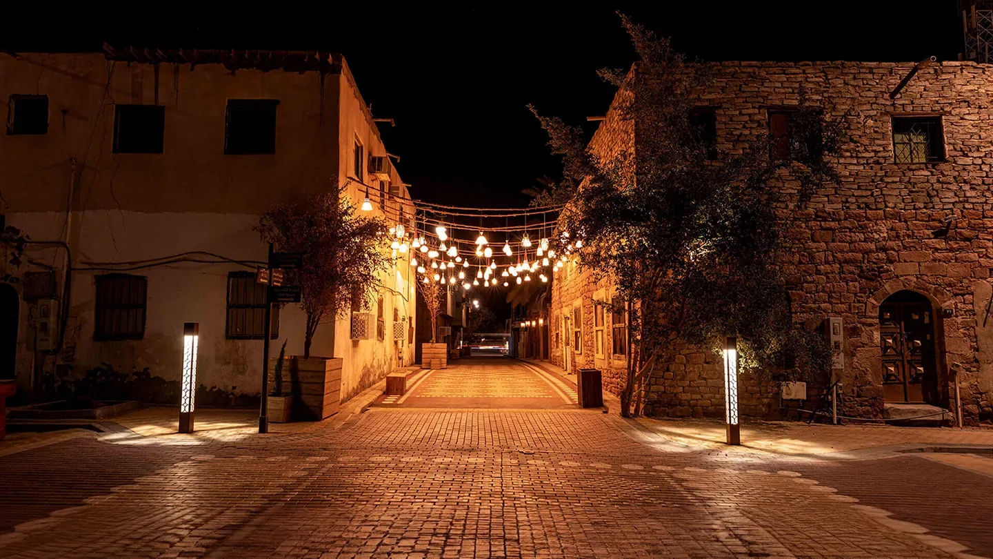 Season and route motif for AlUla Rare Access & Desert Heritage with a focus on route, access and travel quality Season and route motif for AlUla Rare Access & Desert Heritage with a focus on route, access and travel quality