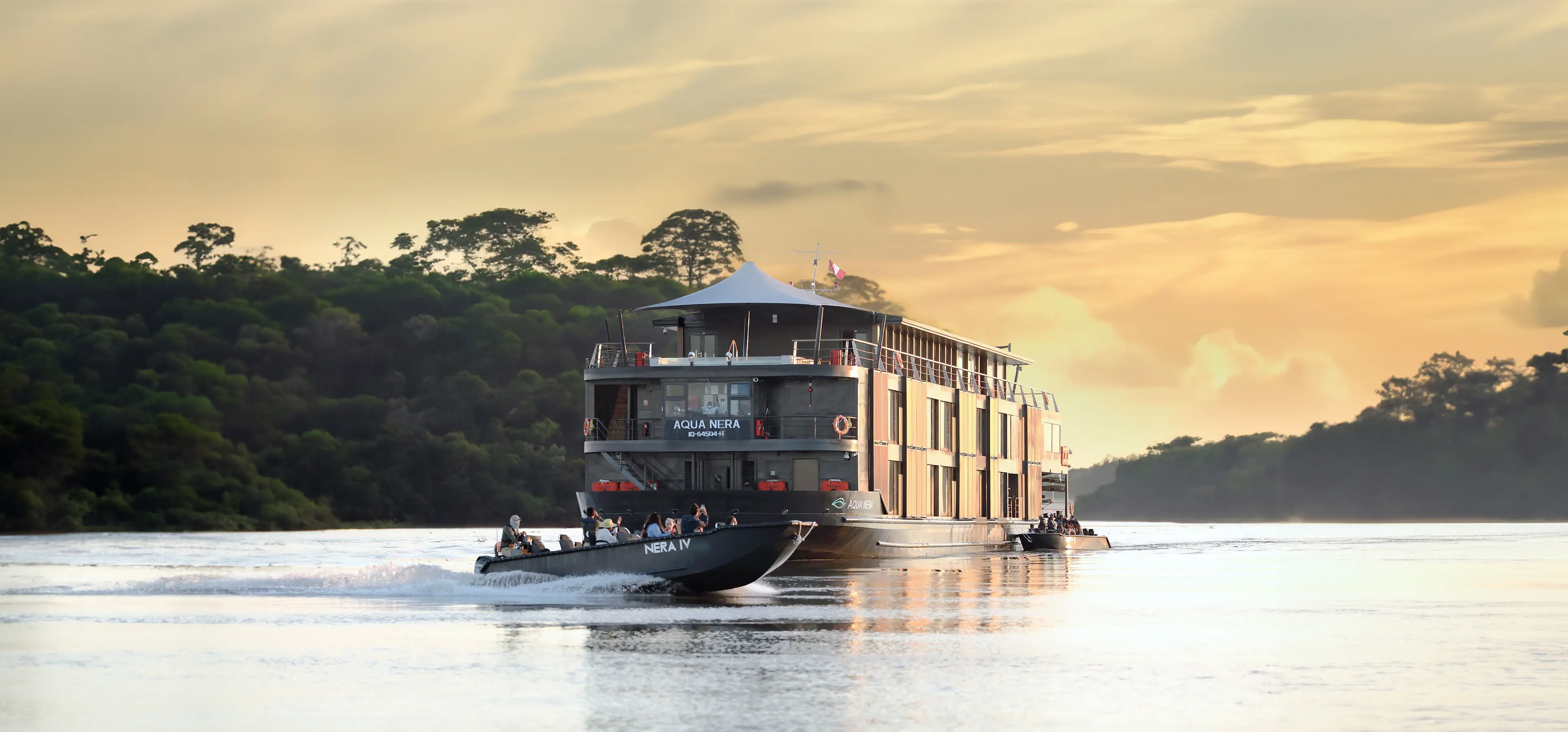 Motif de héros pour une expédition en Amazonie en bateau de luxe en mettant l'accent sur l'itinéraire, l'accès et la qualité du voyage Motif de héros pour une expédition en Amazonie en bateau de luxe en mettant l'accent sur l'itinéraire, l'accès et la qualité du voyage