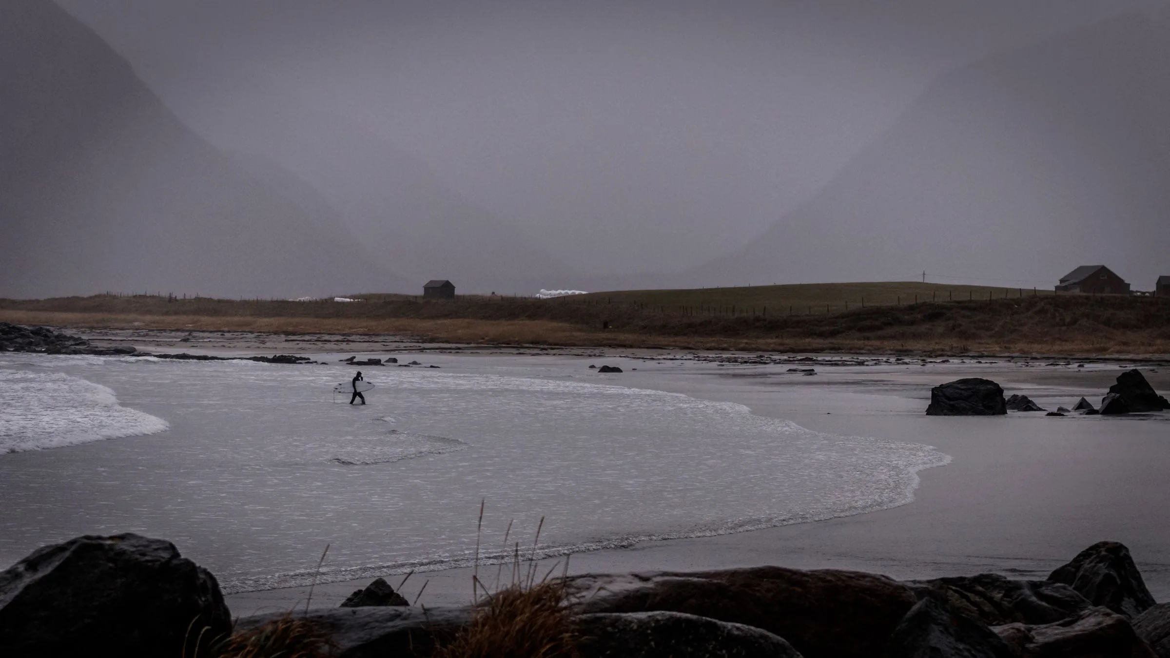 Motif de héros pour le surf arctique sur les Lofoten en mettant l'accent sur l'itinéraire, l'accès et la qualité du voyage