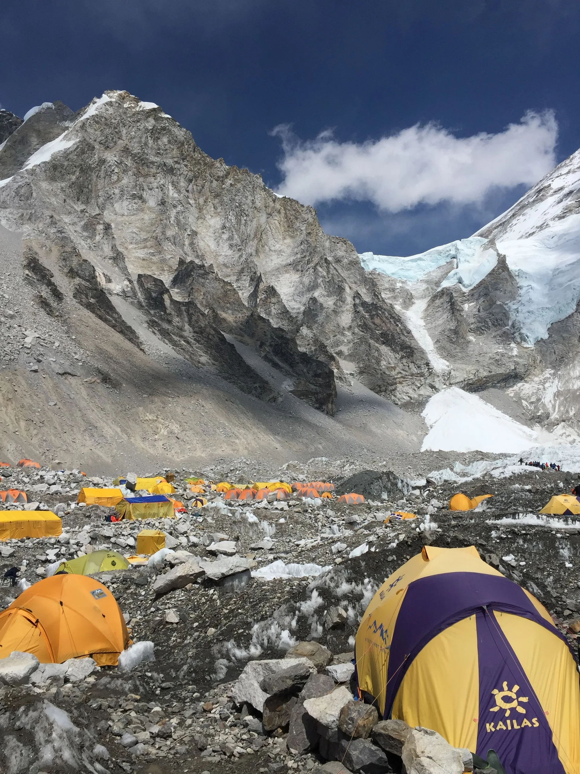 Motif détaillé pour le camp de base de l'Everest en hélicoptère avec un accent sur l'itinéraire, l'accès et la qualité du voyage Motif détaillé pour le camp de base de l'Everest en hélicoptère avec un accent sur l'itinéraire, l'accès et la qualité du voyage