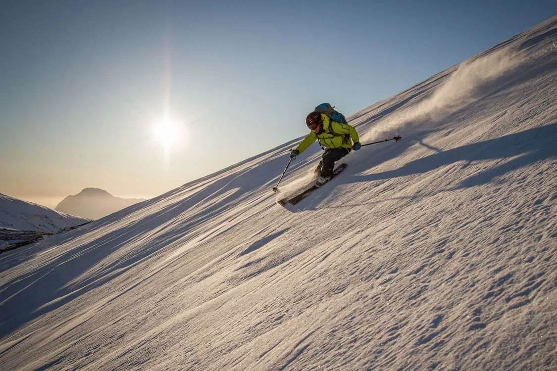 Season and route motif for heli-skiing in Greenland with a focus on route, access and travel quality Season and route motif for heli-skiing in Greenland with a focus on route, access and travel quality