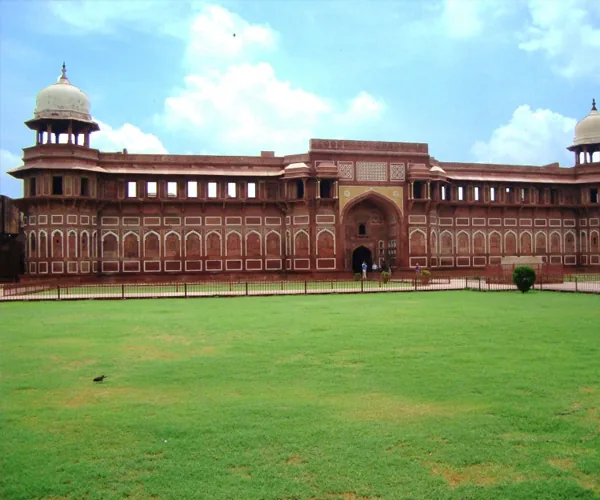 Detailed motif for Maharajas Express: India Palaces by luxury train with a focus on route, access and travel quality