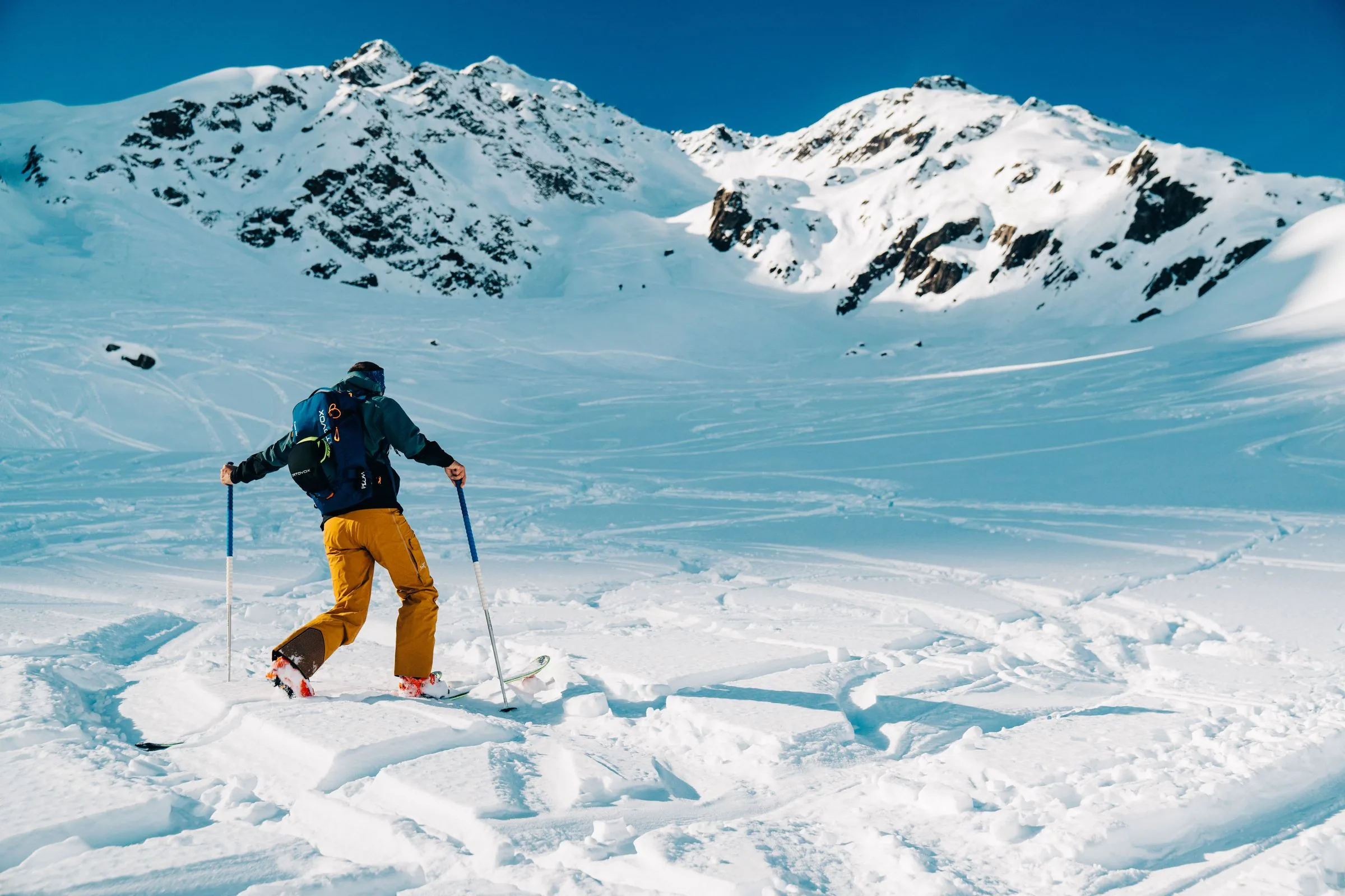 Motif de héros pour Private Backcountry Skiing Canada avec un accent sur l'itinéraire, l'accès et la qualité du voyage Motif de héros pour Private Backcountry Skiing Canada avec un accent sur l'itinéraire, l'accès et la qualité du voyage