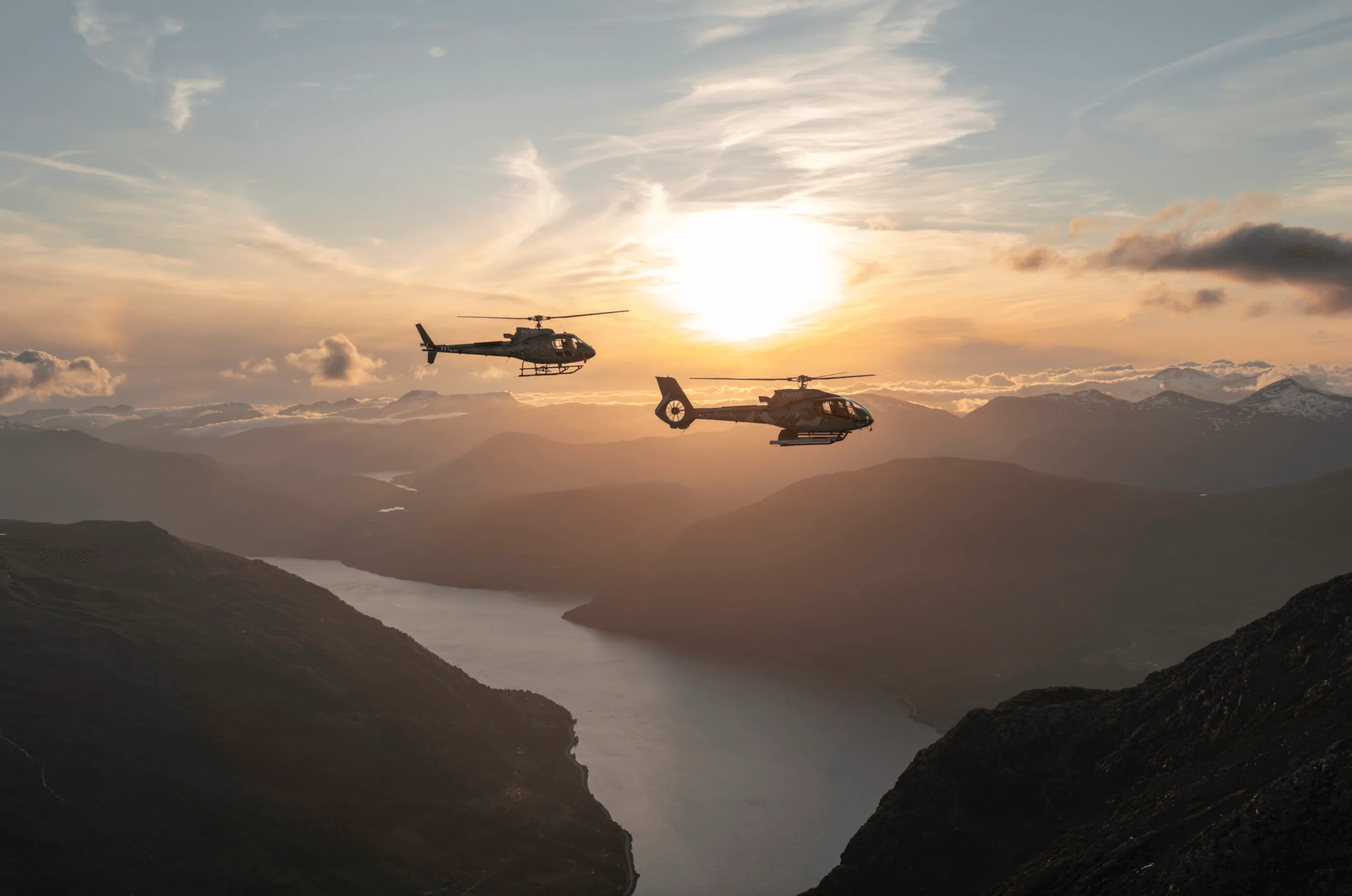 Motif de héros pour Private Fjord & Aventure en hélicoptère en Norvège en mettant l'accent sur l'itinéraire, l'accès et la qualité du voyage Motif de héros pour Private Fjord & Aventure en hélicoptère en Norvège en mettant l'accent sur l'itinéraire, l'accès et la qualité du voyage