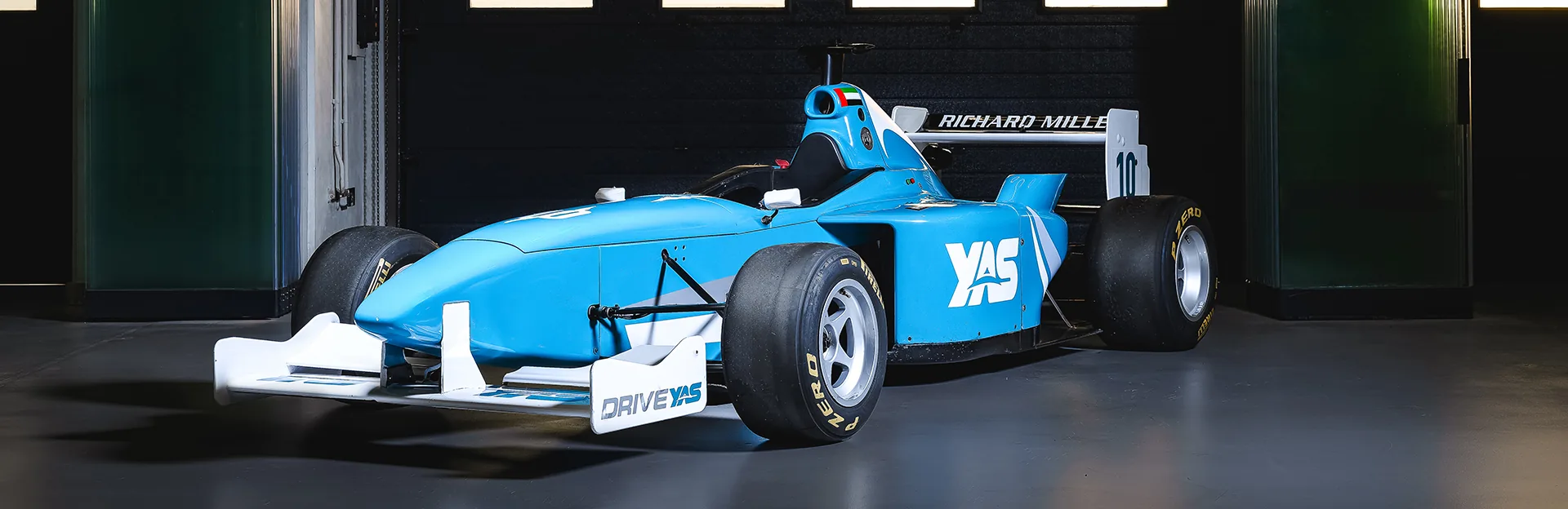 Motif de héros pour une expérience de conduite privée de Formule 1 en mettant l'accent sur l'itinéraire, l'accès et le voyage qualité Motif de héros pour une expérience de conduite privée de Formule 1 en mettant l'accent sur l'itinéraire, l'accès et le voyage qualité