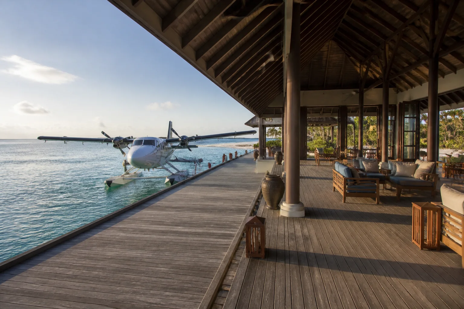 Medhufushi Island Resort 的长岛栈桥与有顶水上飞机候机区