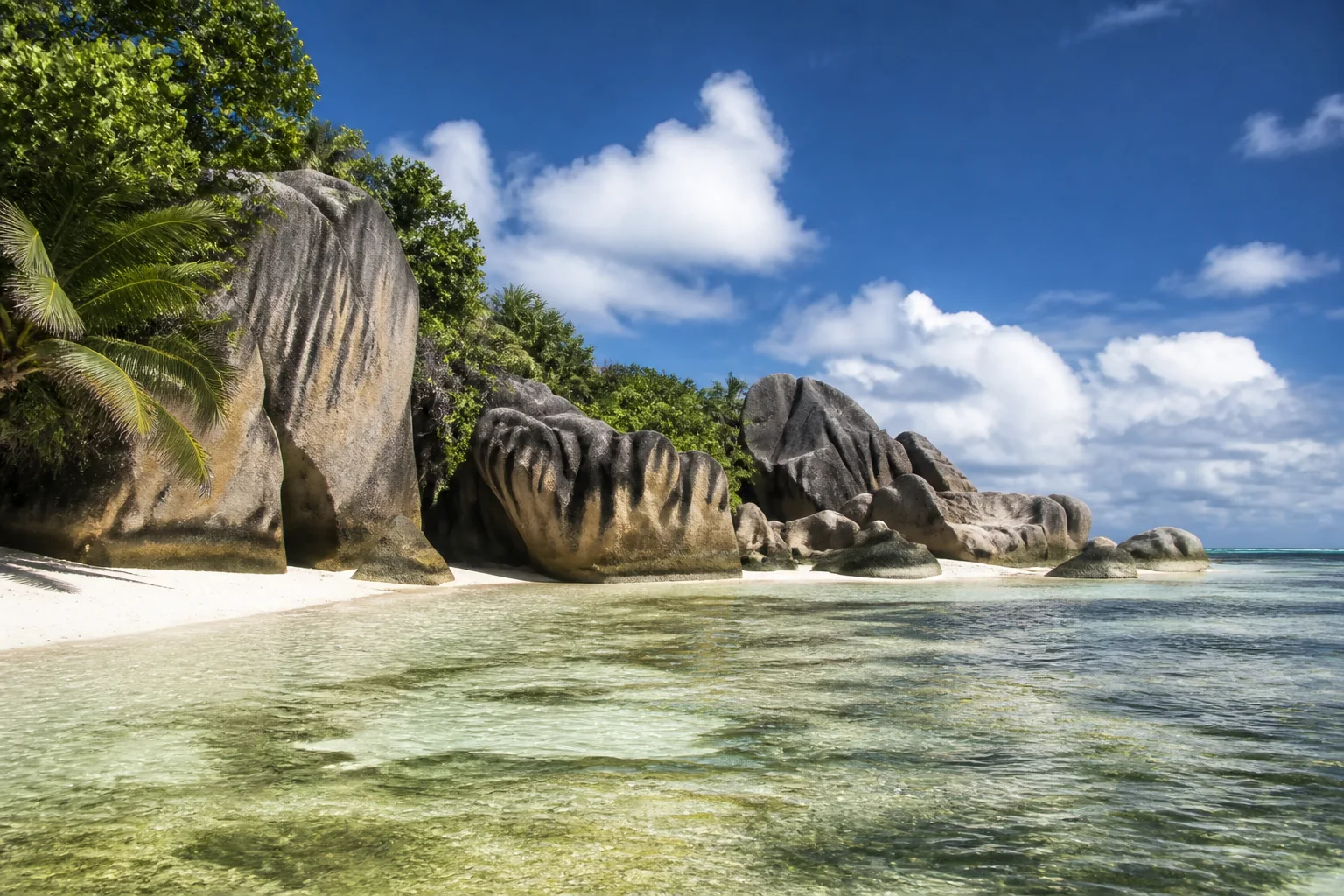 拉迪格岛 Anse Source d’Argent 海滩的花岗岩巨石与浅水