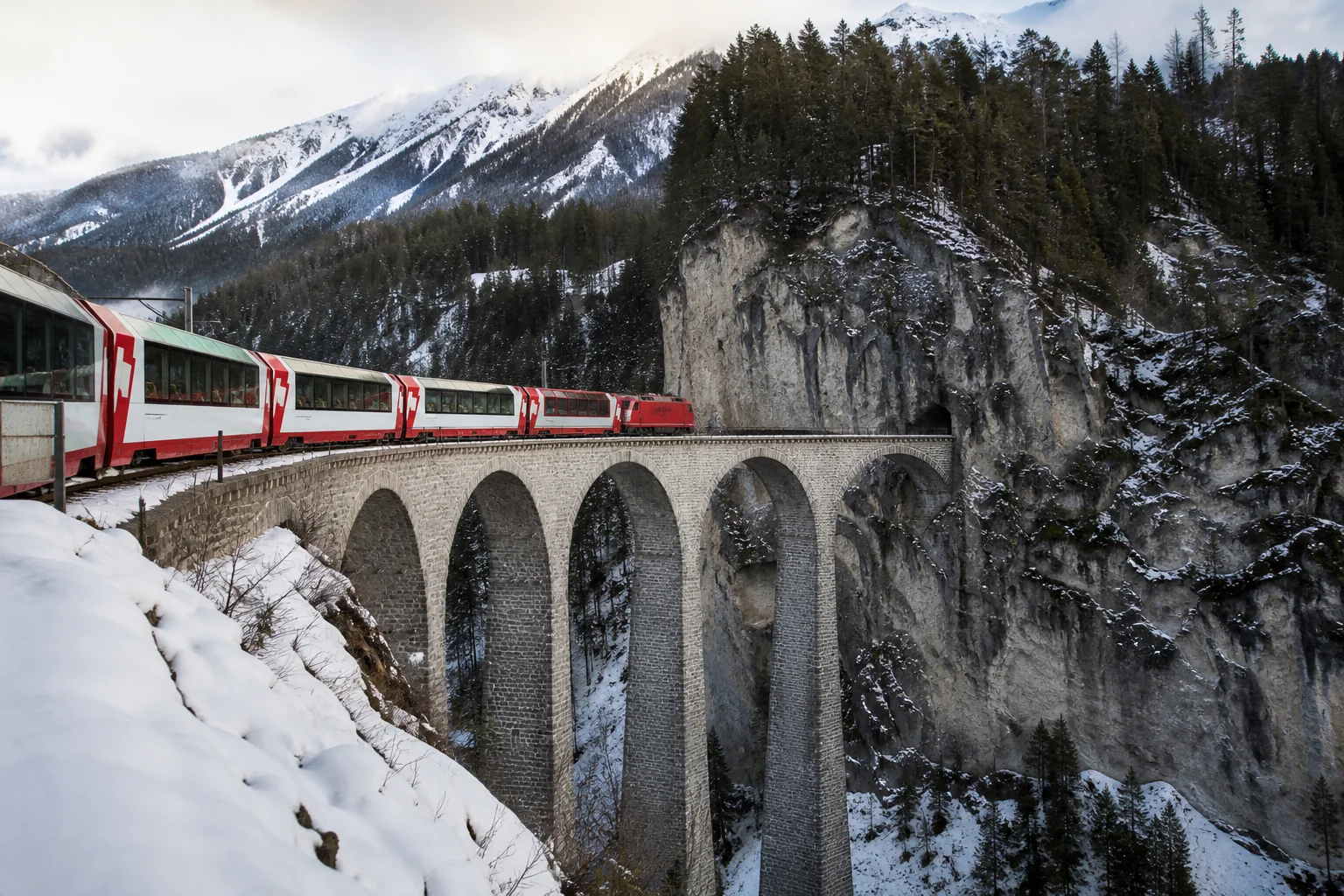 Glacier Express 穿越 Graubünden 雪景中的 Landwasser 高架桥