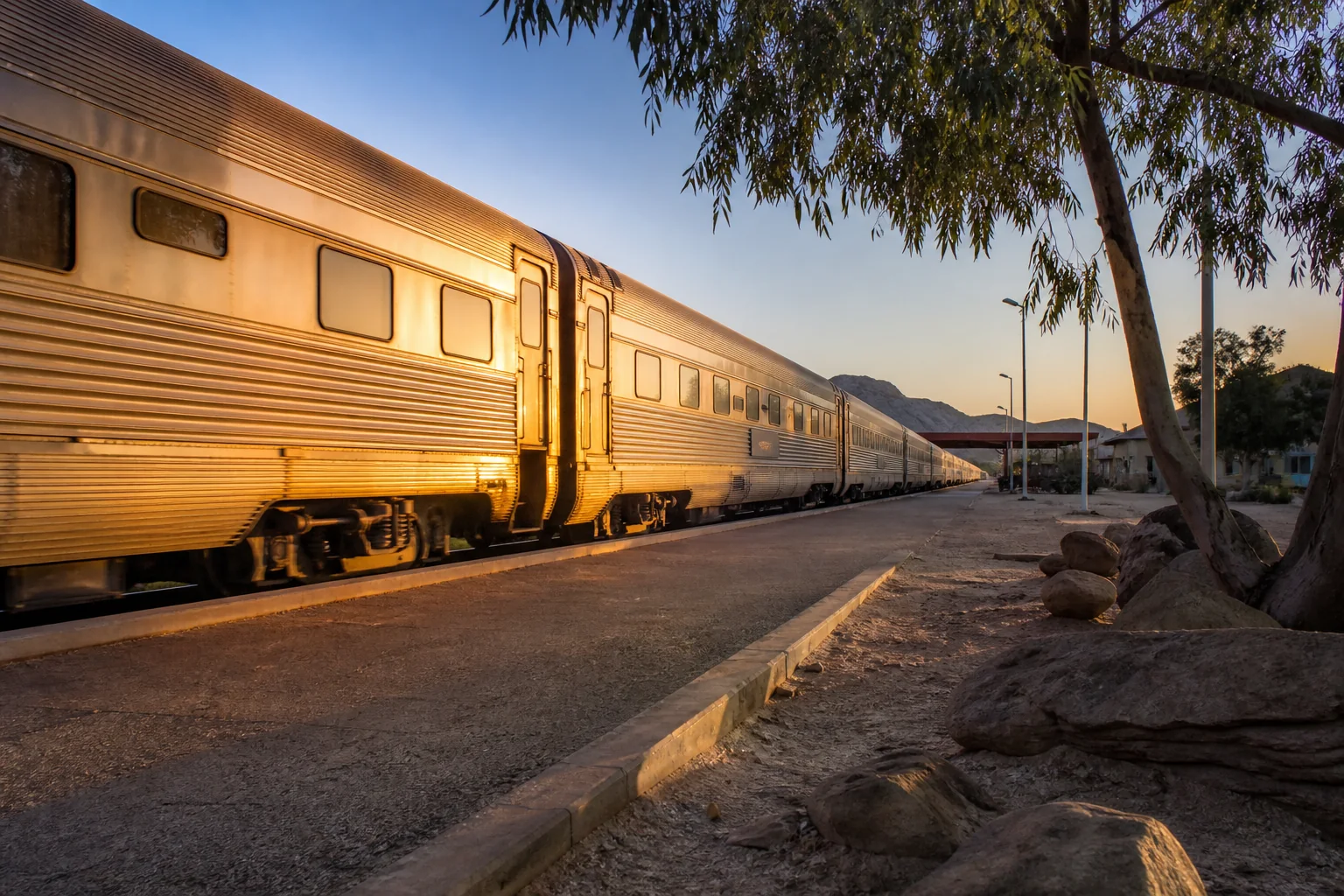 The Ghan 停靠澳大利亚红土中心的 Alice Springs 车站
