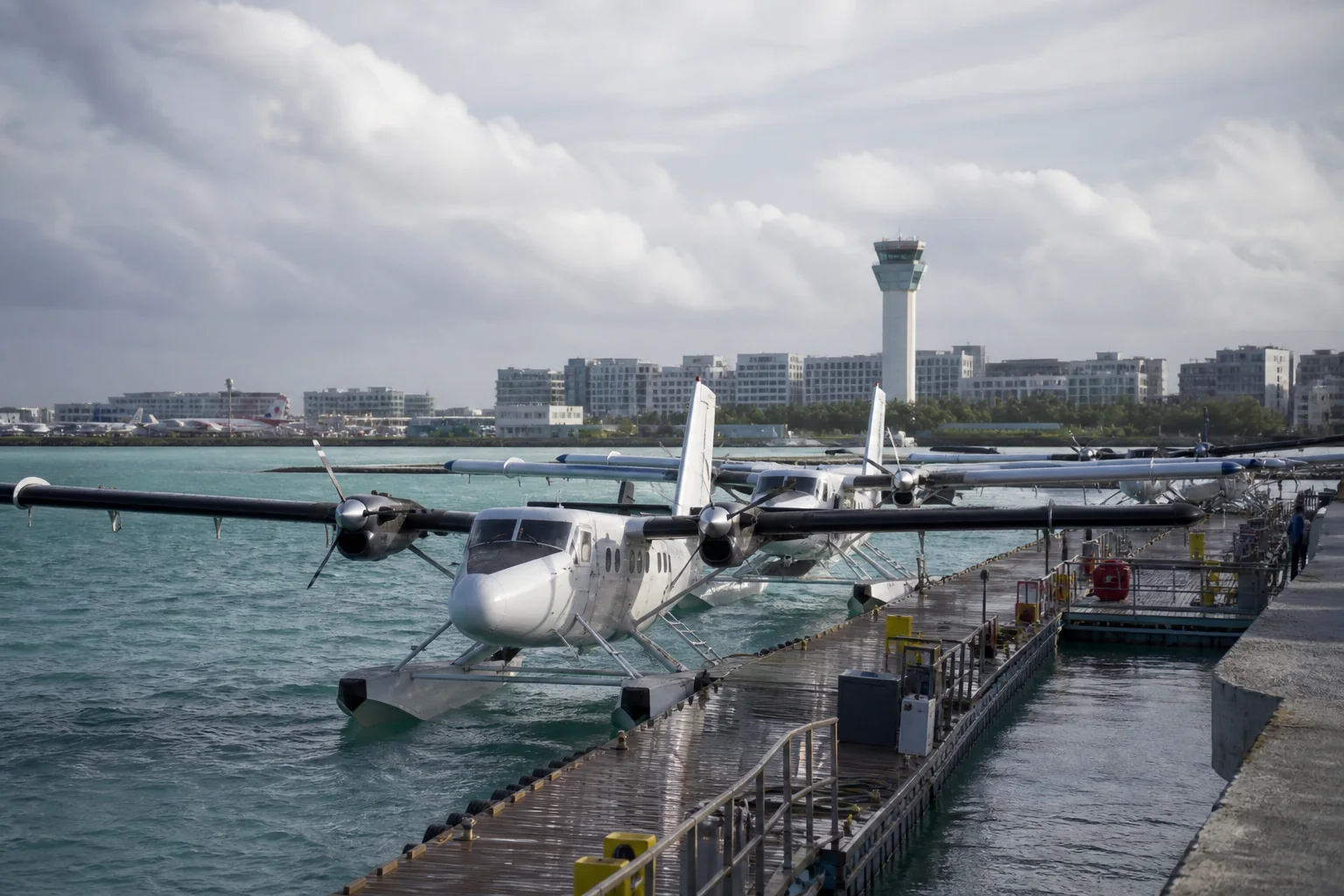Historischer TMA-Wasserflugzeugdock neben der Startbahn am Flughafen Malé