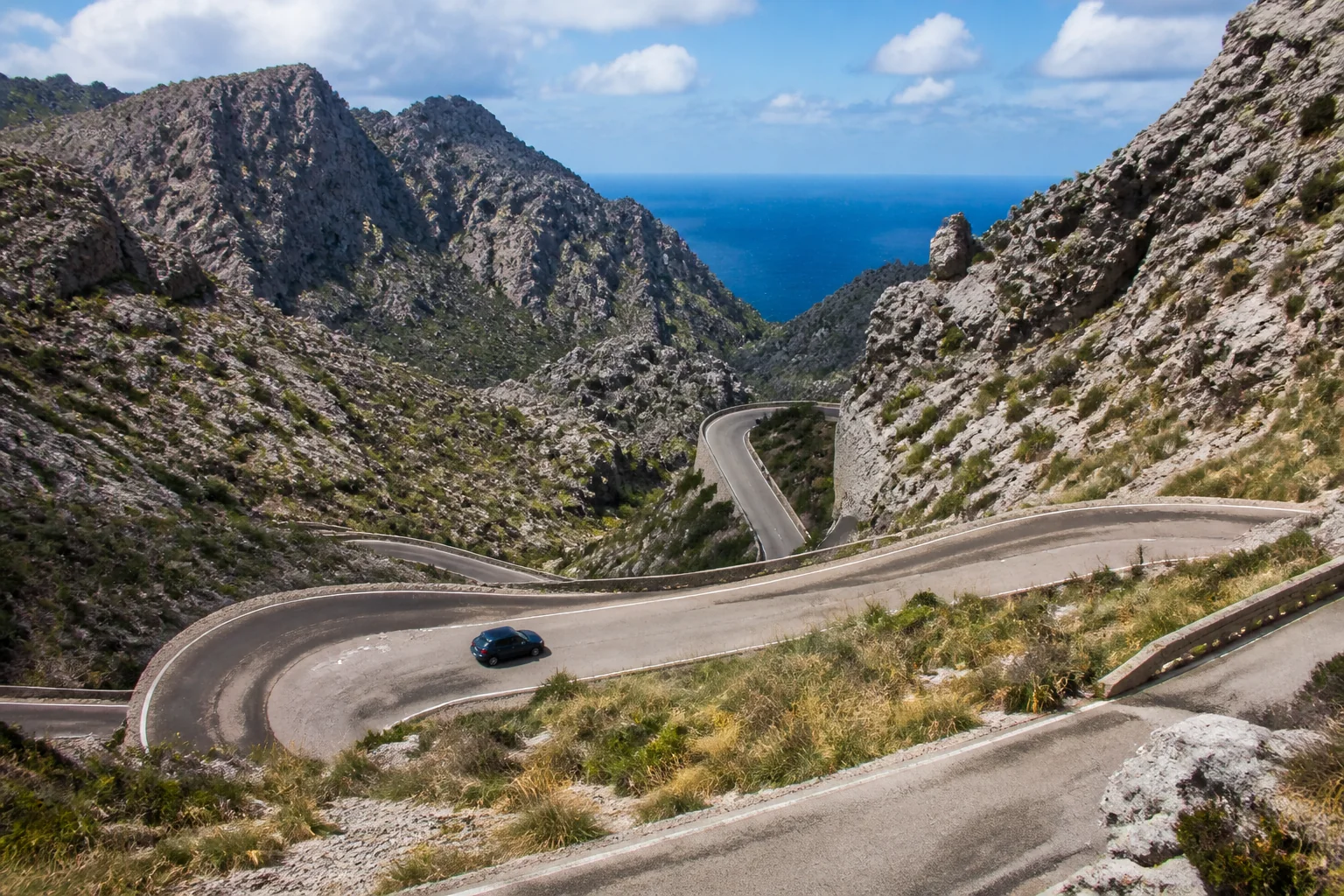 马略卡岛通往 Sa Calobra 的真实山路，遍布狭窄发夹弯