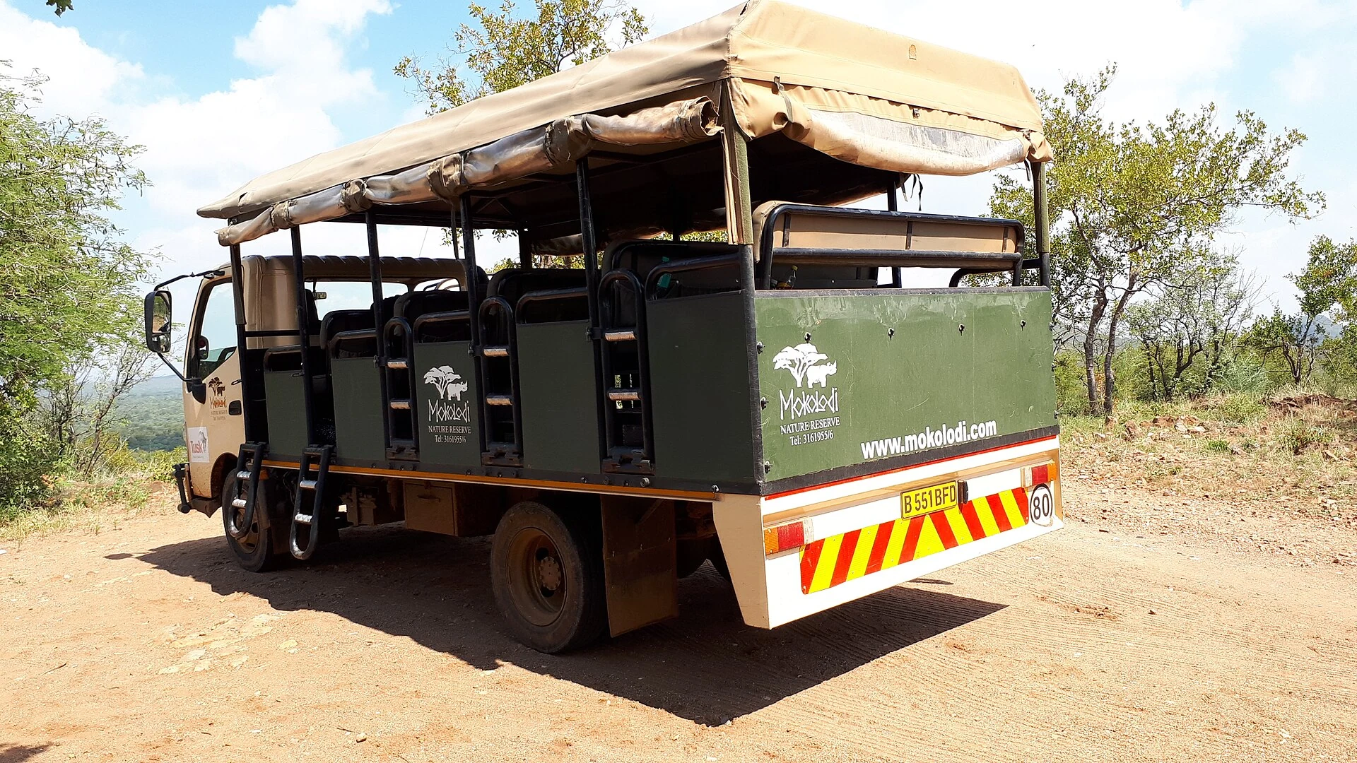 Offenes Safarifahrzeug im Mokolodi Nature Reserve in Botswana