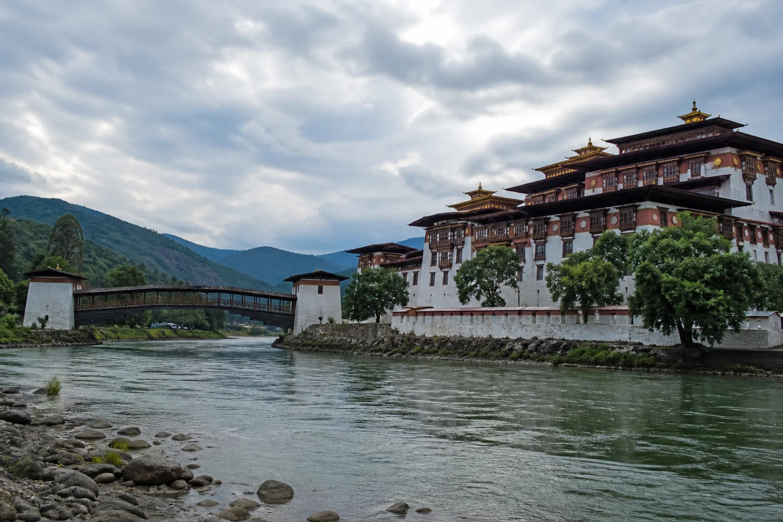 Vue depuis la rivière sur le dzong de Punakha et son pont couvert