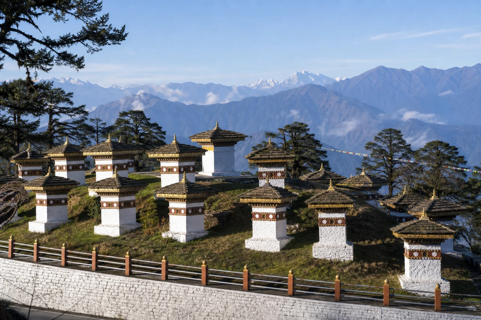 Chortens et panorama himalayen sur un col bhoutanais