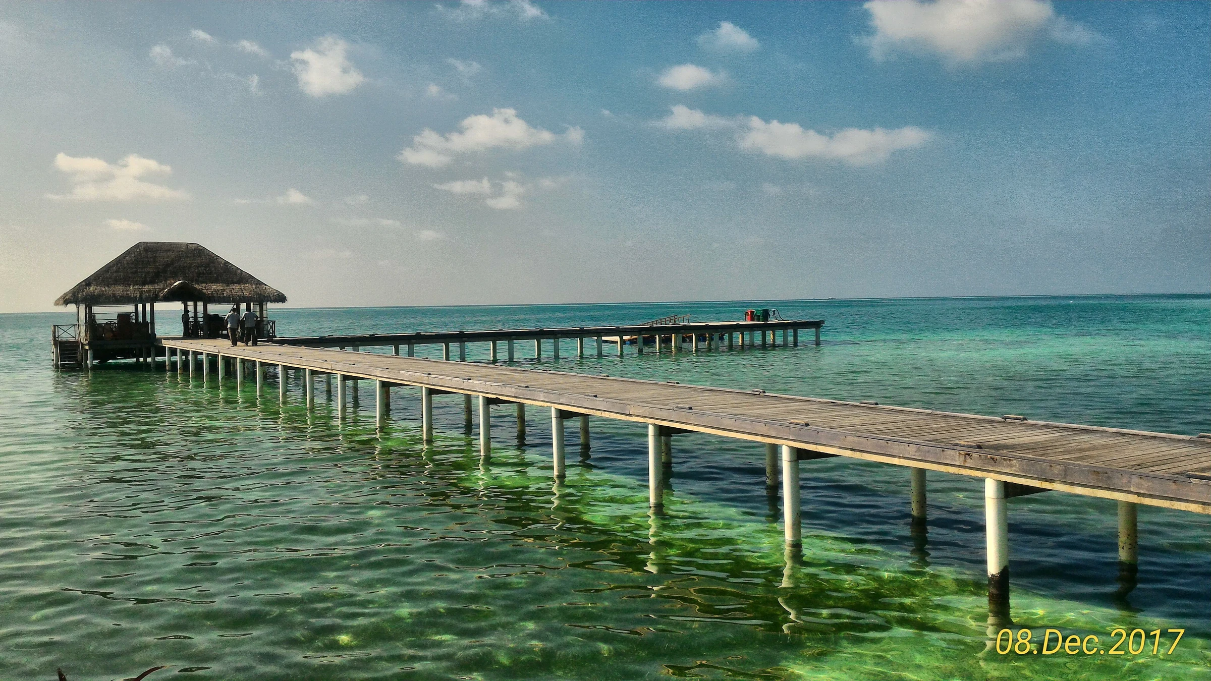Langer Inselsteg mit überdachtem Seaplane-Loungebereich am Medhufushi Island Resort