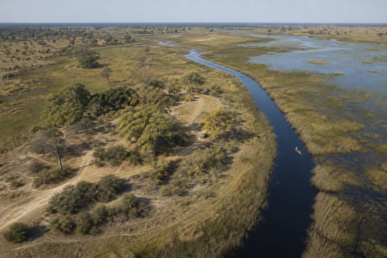 Trockene Insel und Wasserkanal als Habitatkontrast im Okavango Delta