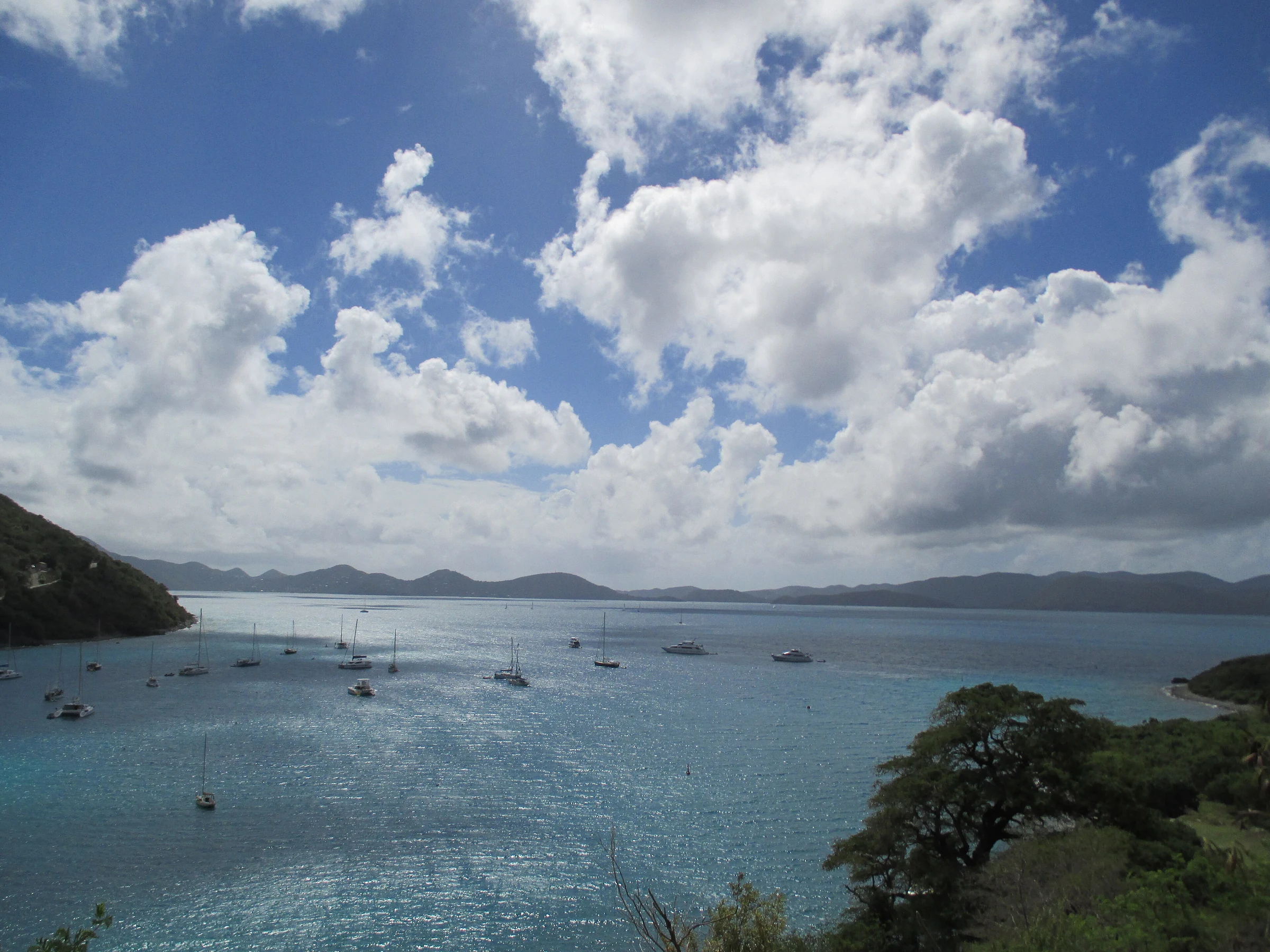 Voiliers et yachts à moteur dans Great Harbour à Jost Van Dyke aux BVI