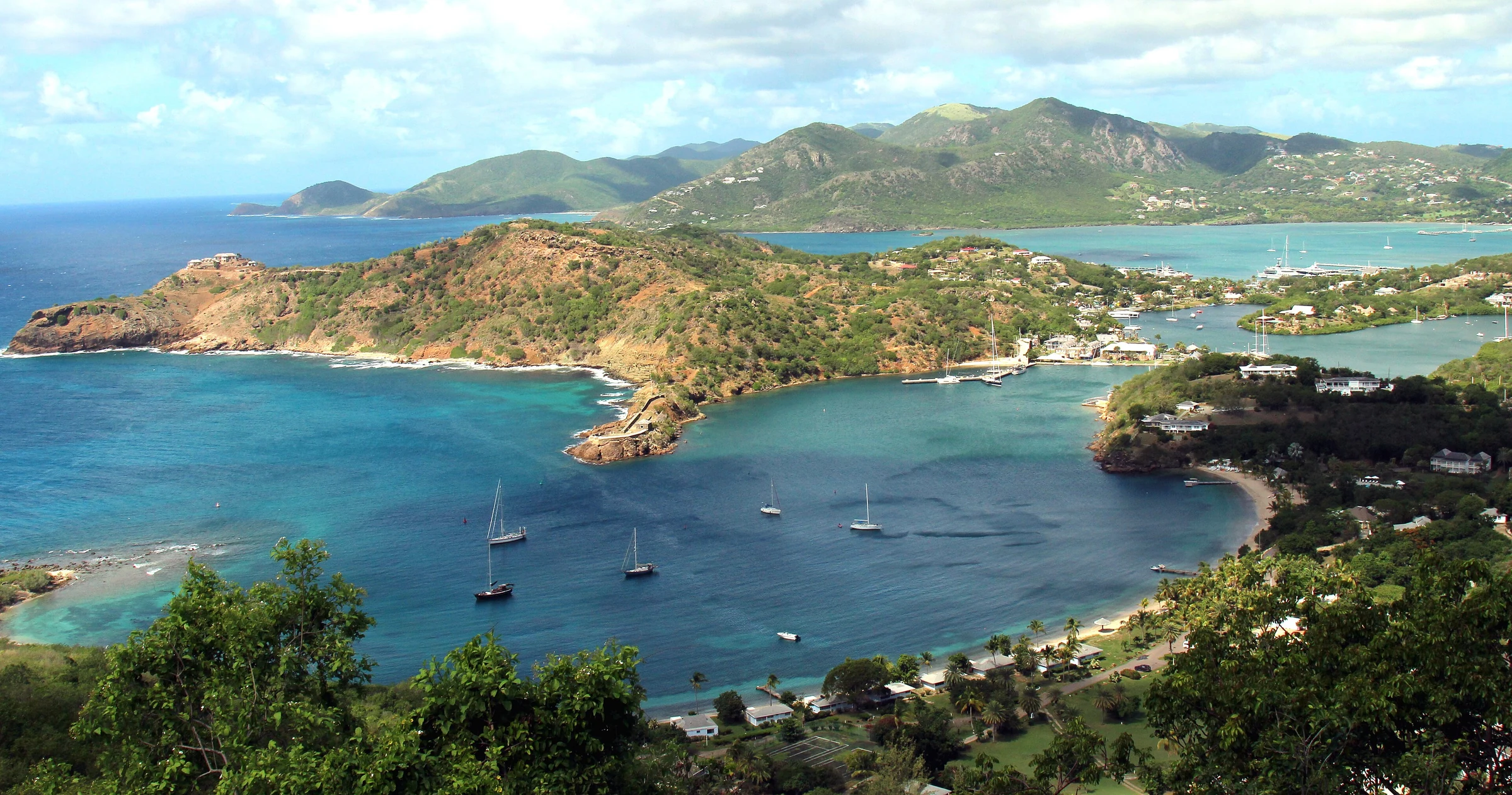 Vue élevée sur English Harbour et Falmouth Harbour à Antigua