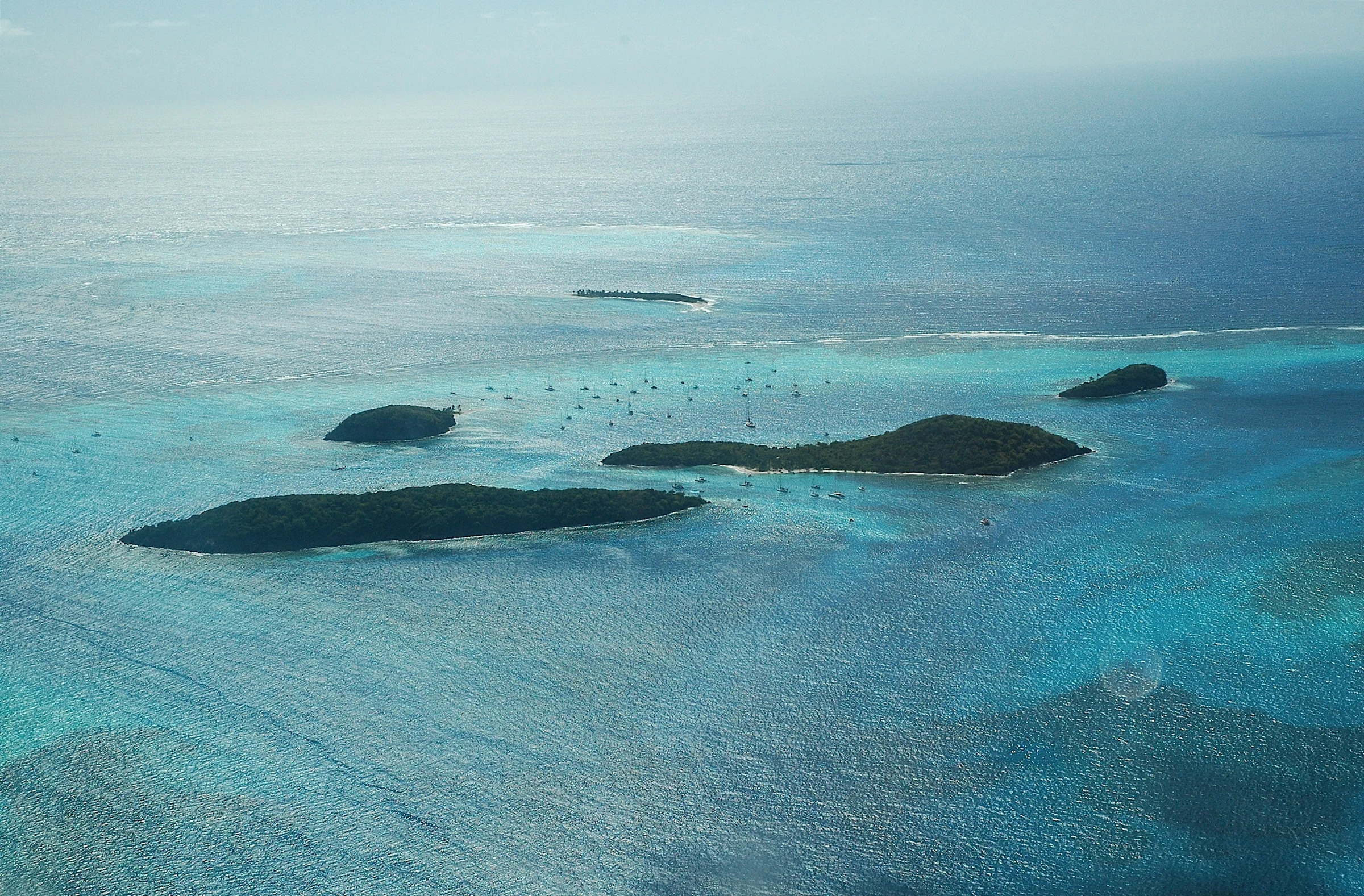 Vue aérienne des Tobago Cays avec de nombreux yachts