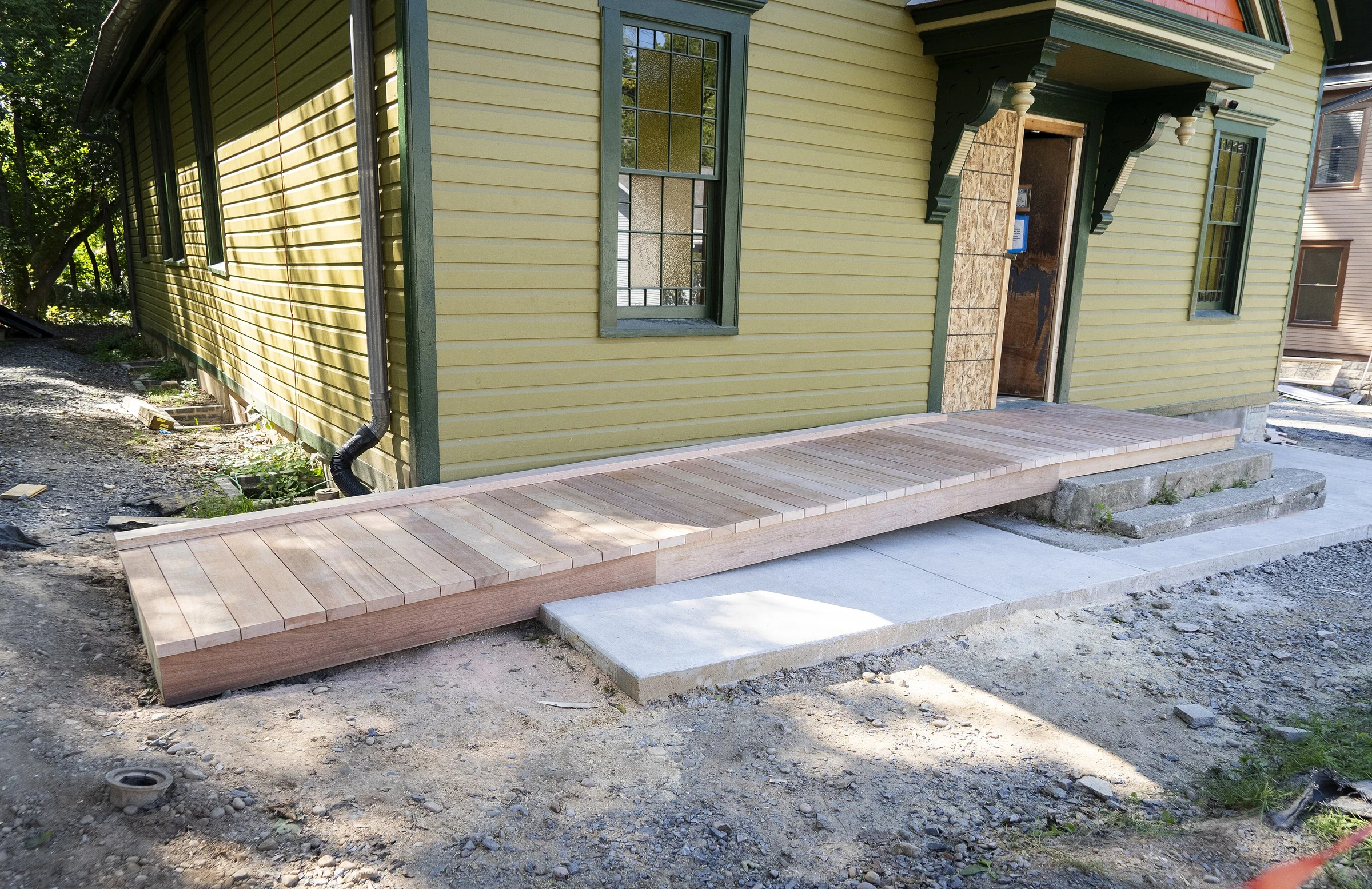 Rampe accessible en bois en construction auprès d’une église historique du Harriet Tubman National Historical Park