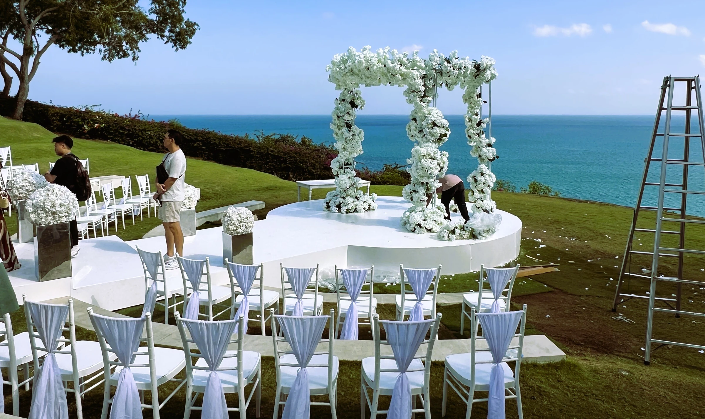 Installation d’une cérémonie de mariage face à la mer à l’Ayana Resort Bali