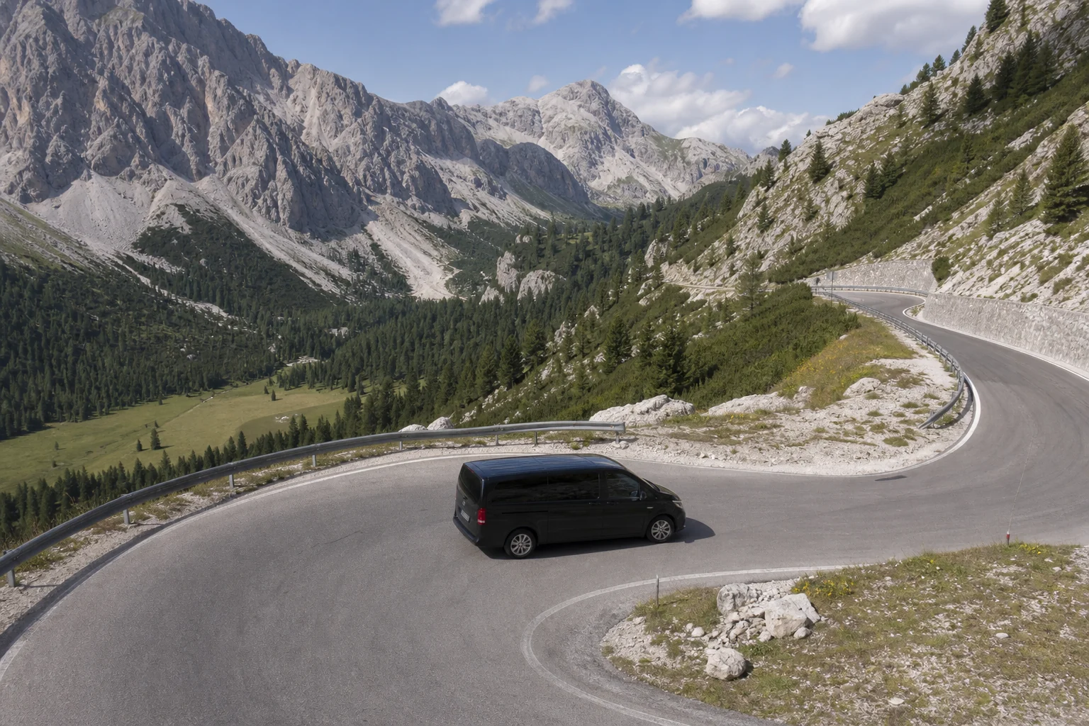 Van de transfert fictif sur une route de col estivale inspirée des Dolomites