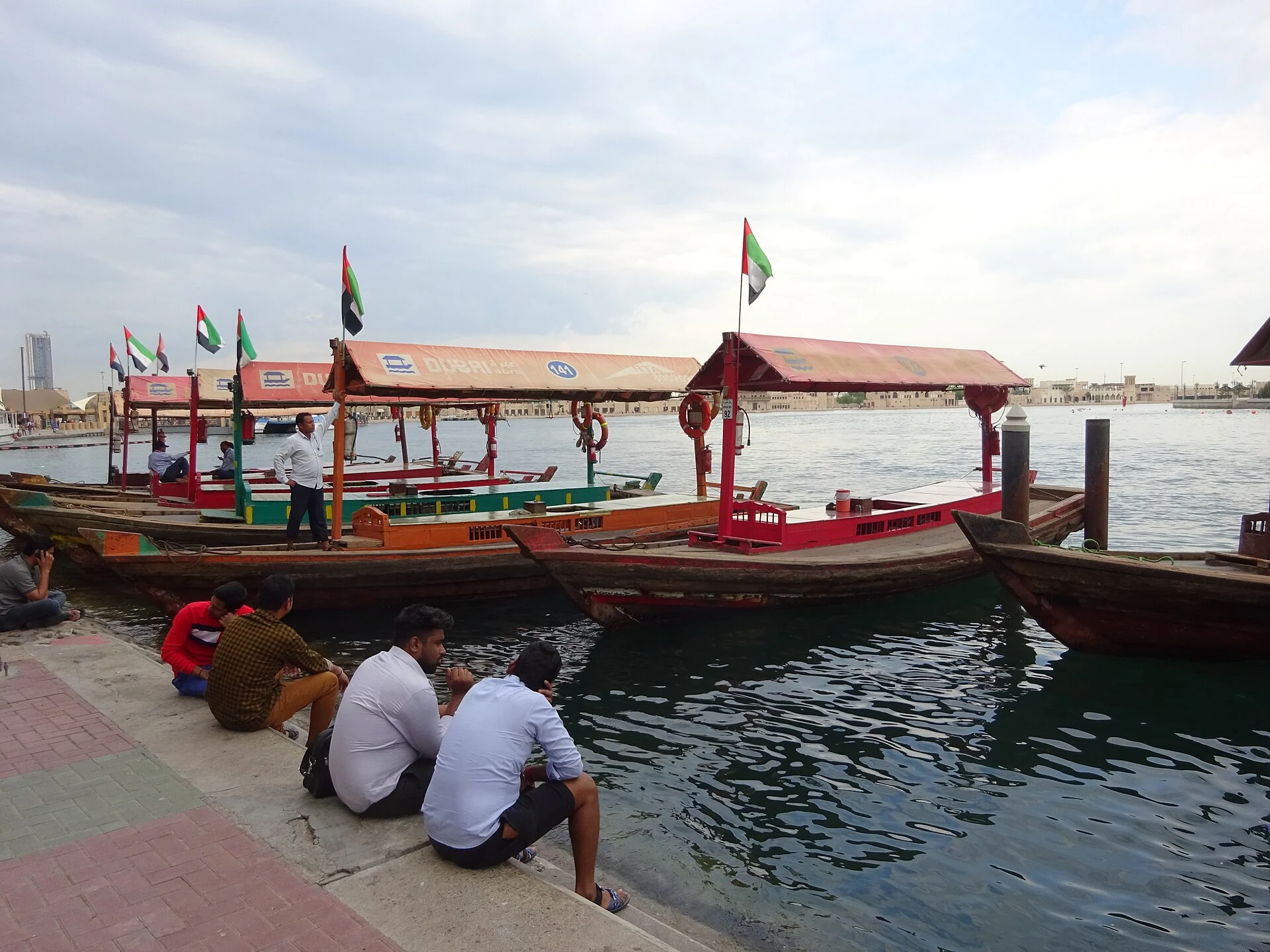 Bateaux abra traditionnels à un embarcadère de Dubai Creek