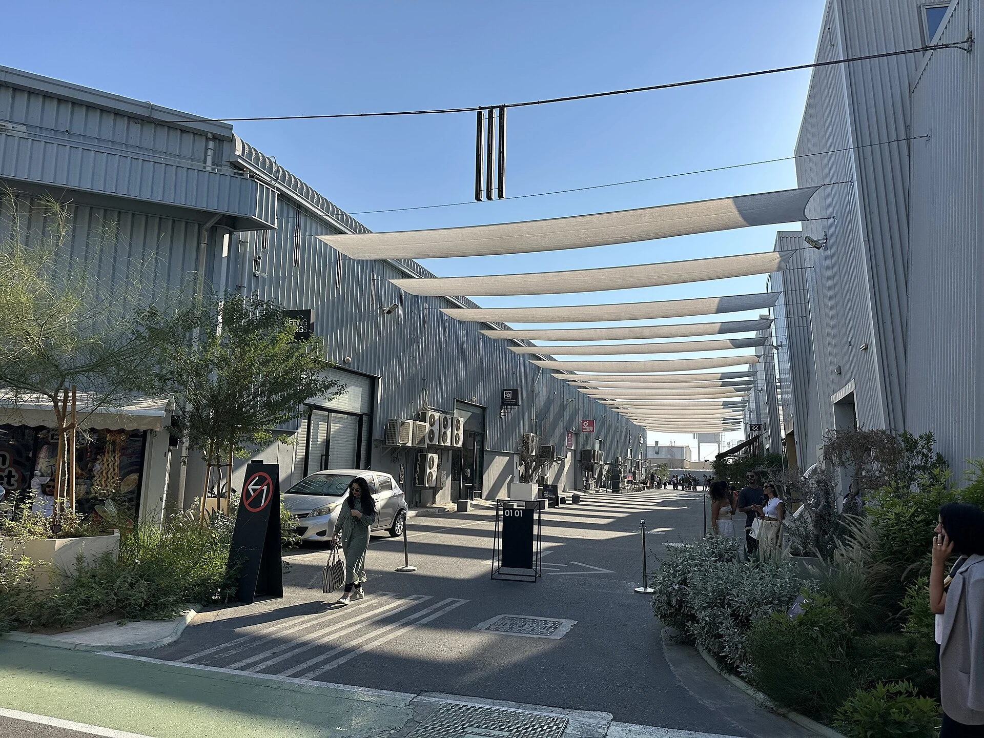Architecture industrielle et passage ombragé à Alserkal Avenue à Dubaï