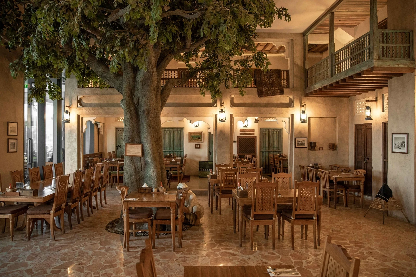 Salle calme du restaurant Al Fanar avec arbre et décor inspiré du patrimoine