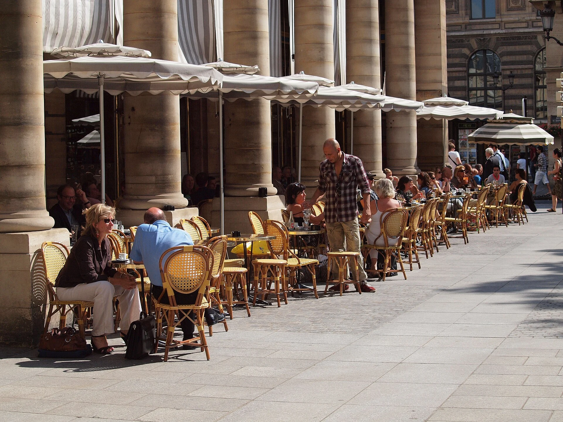 Terrasse de café animée place Colette à Paris
