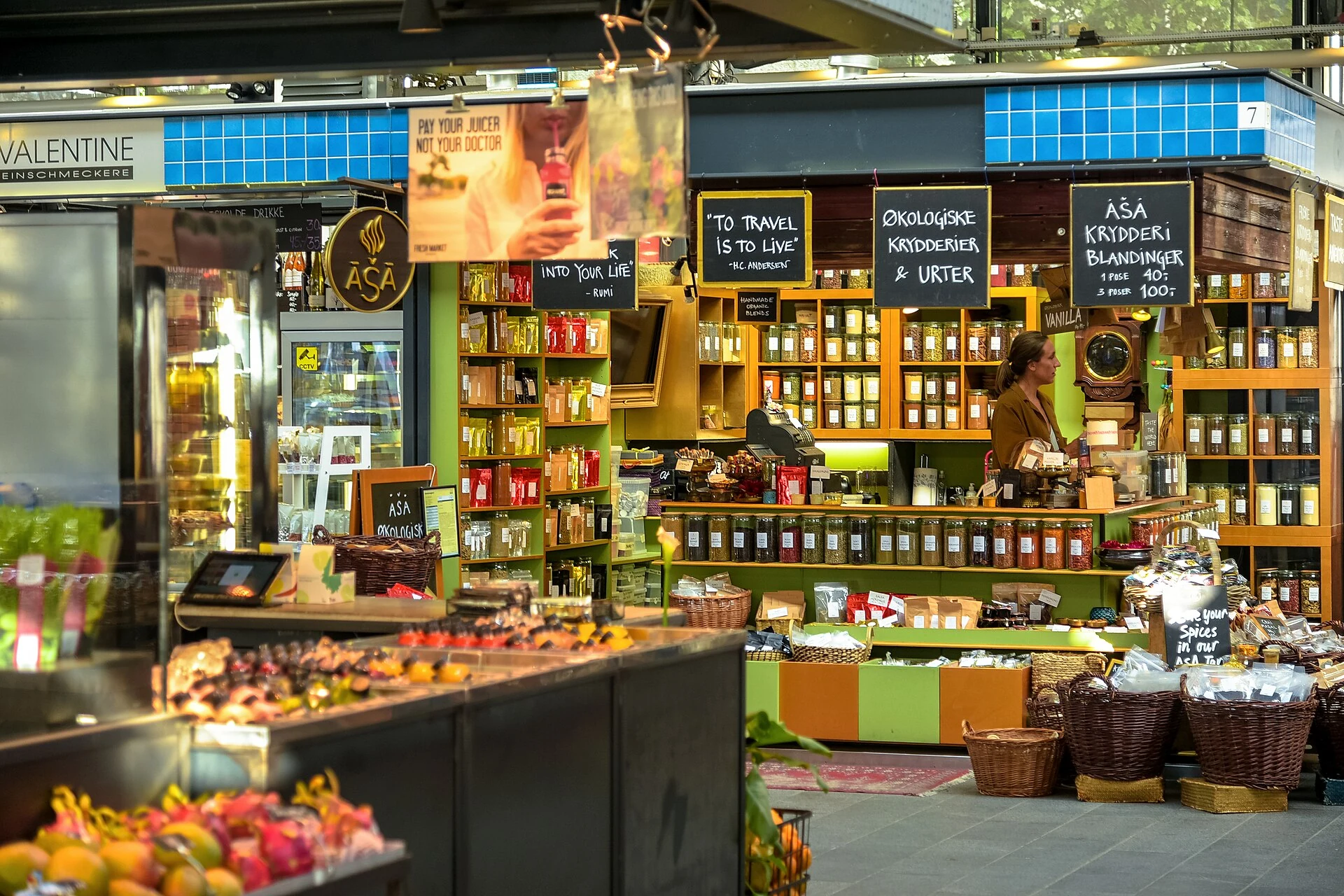 Étal d’épices et de produits dans le marché Torvehallerne à Copenhague