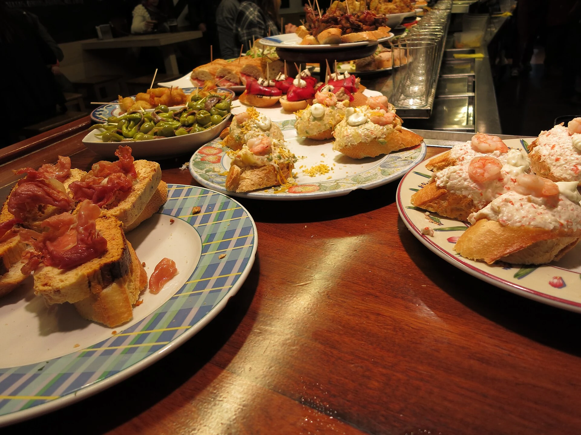 Pintxos disposés sur un comptoir de bar à Donostia-Saint-Sébastien
