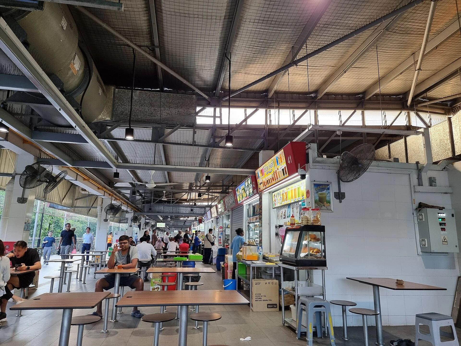 Intérieur du Seah Im Food Centre à Singapour avec stands et tables communes