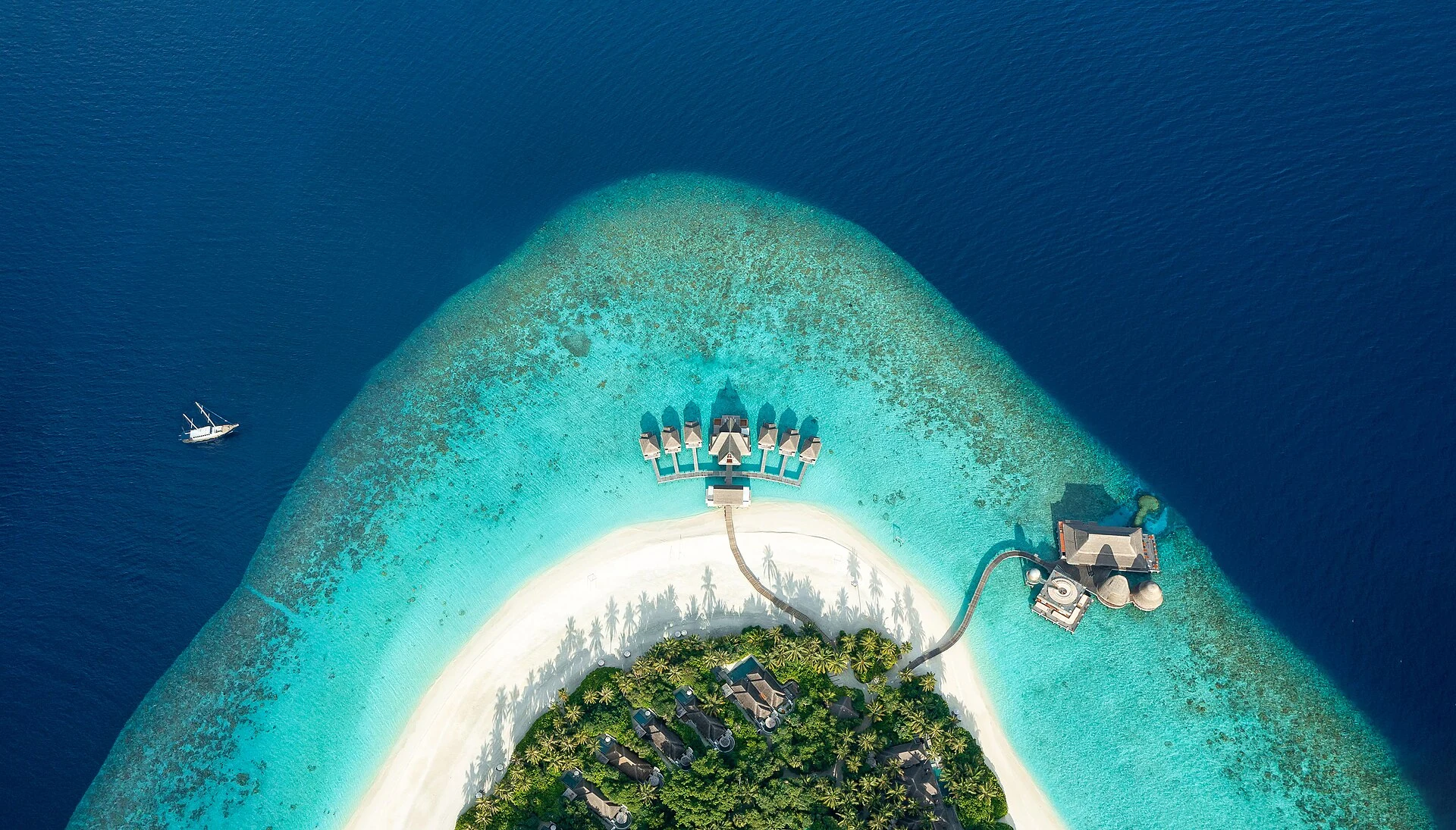 Luftbild von Anantara Kihavah Maldives Villas mit Strand- und Wasservillen