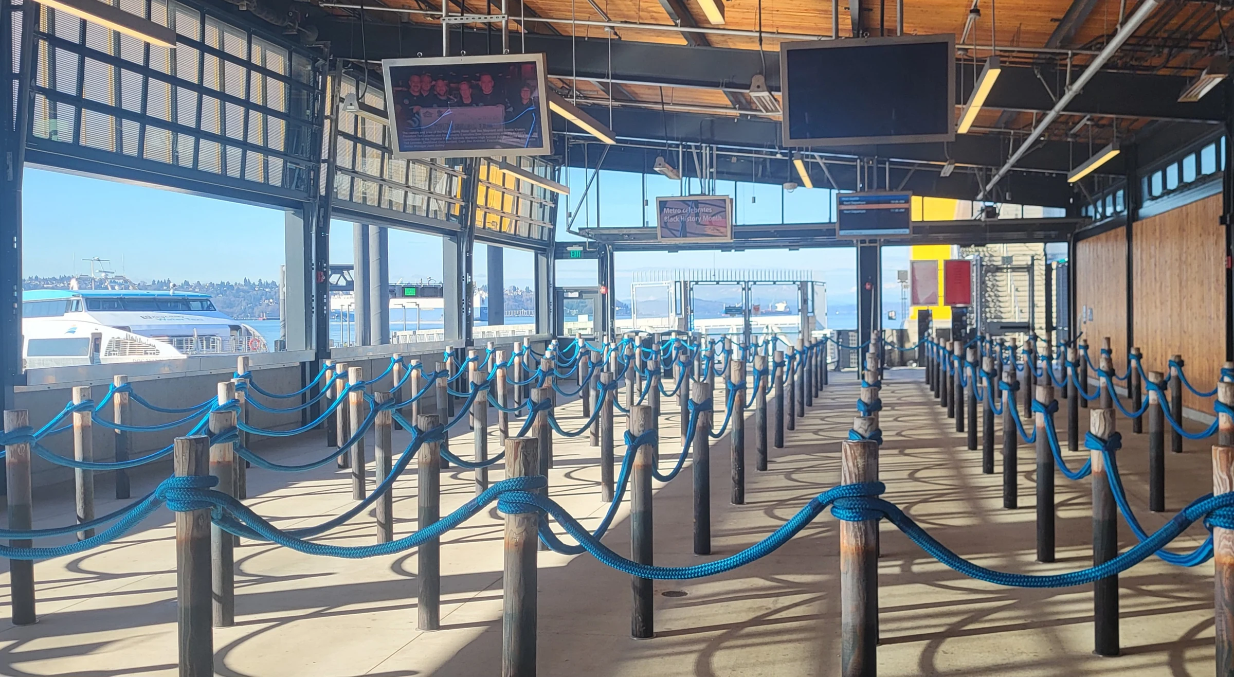 Überdachter Wartebereich im Wassertaxi-Terminal Pier 50 in Seattle