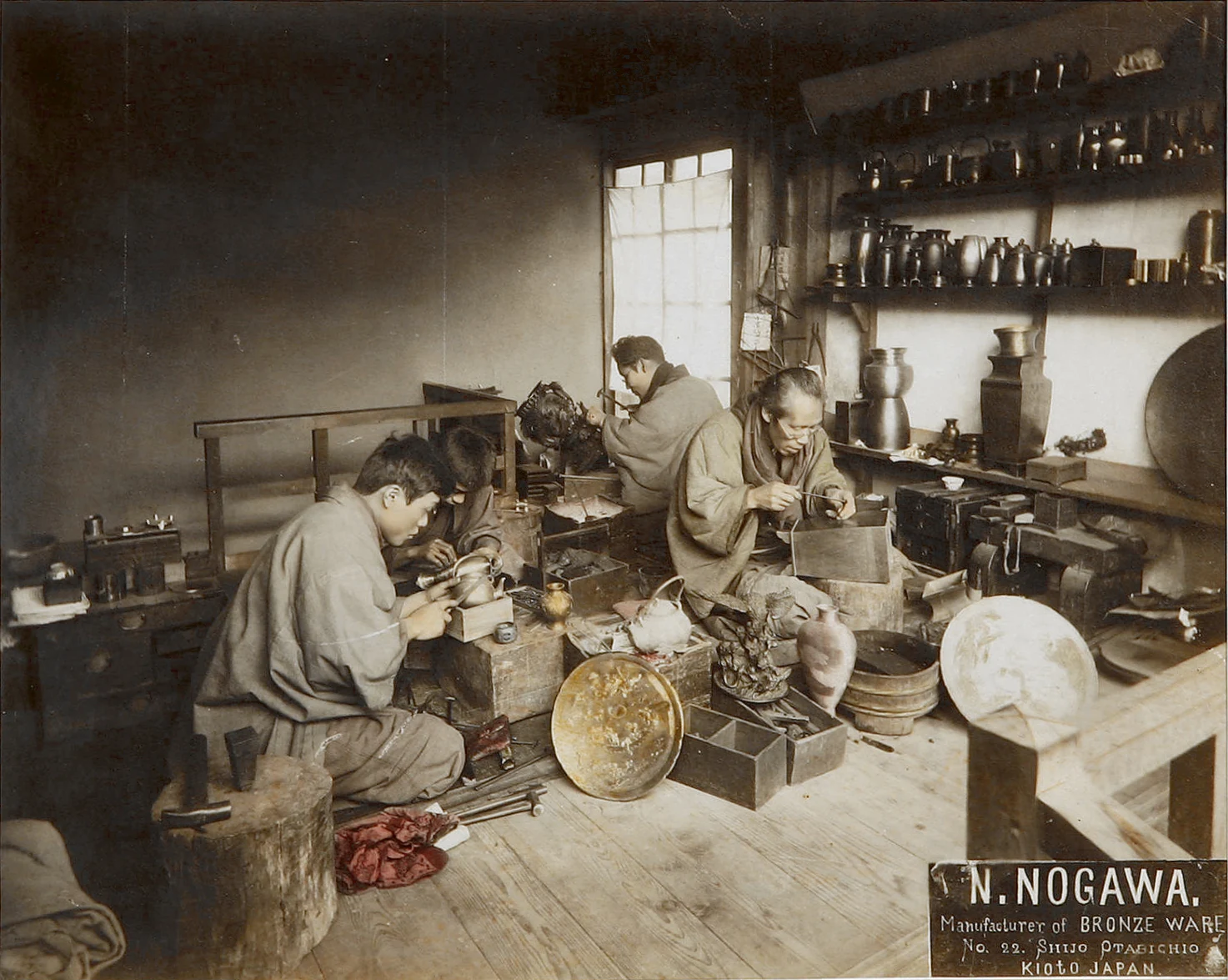 Quatre artisans dans l’atelier de bronzes de Noboru Nogawa à Kyoto vers 1885