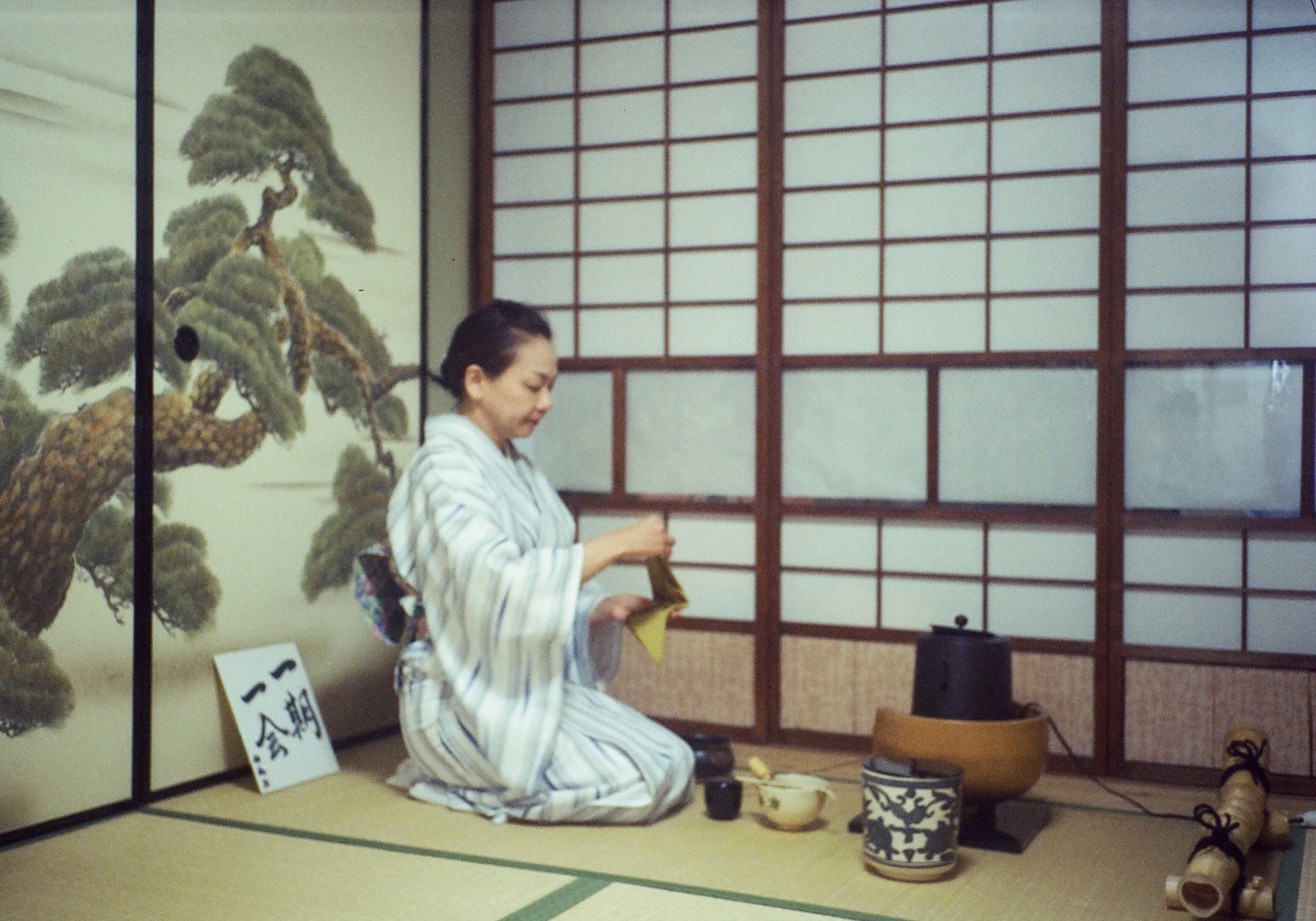 Hôtesse préparant le thé dans une pièce en tatami à Kyoto en 2023