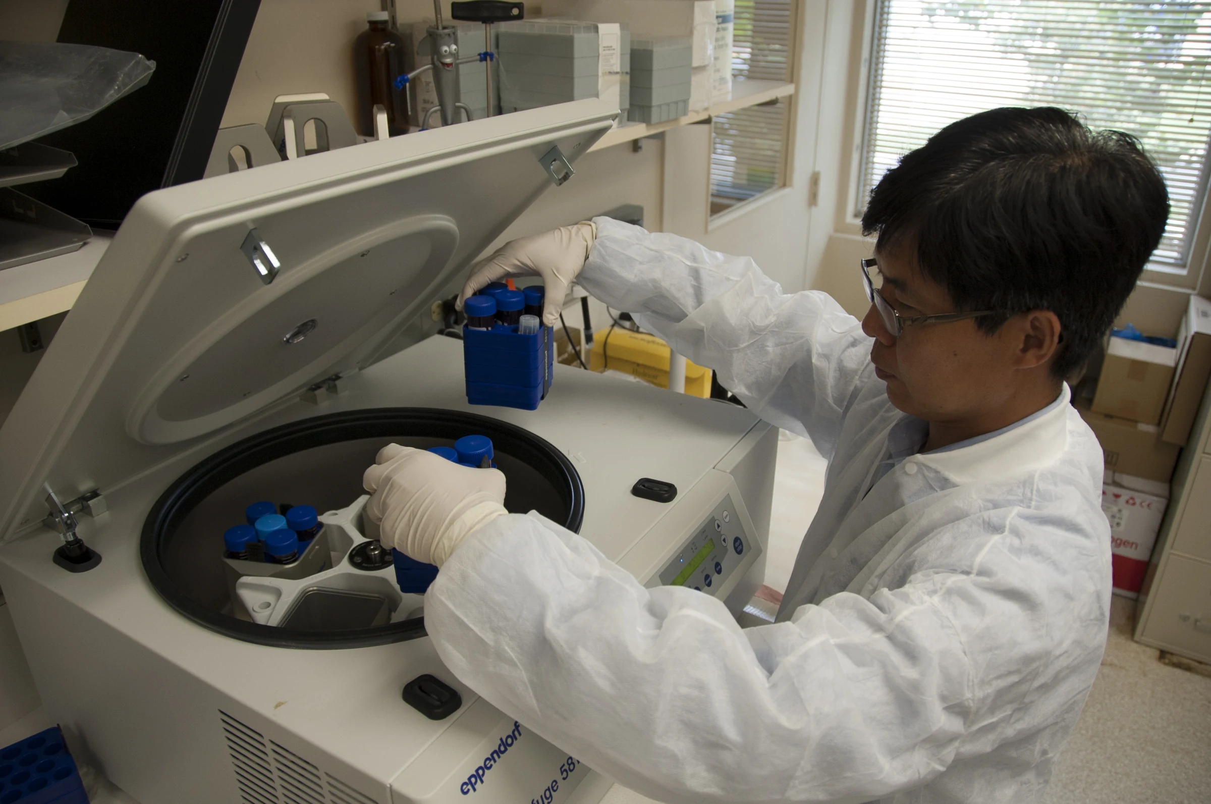 FDA-Laborleiter Jason Liu setzt Blutproben in eine Laborzentrifuge