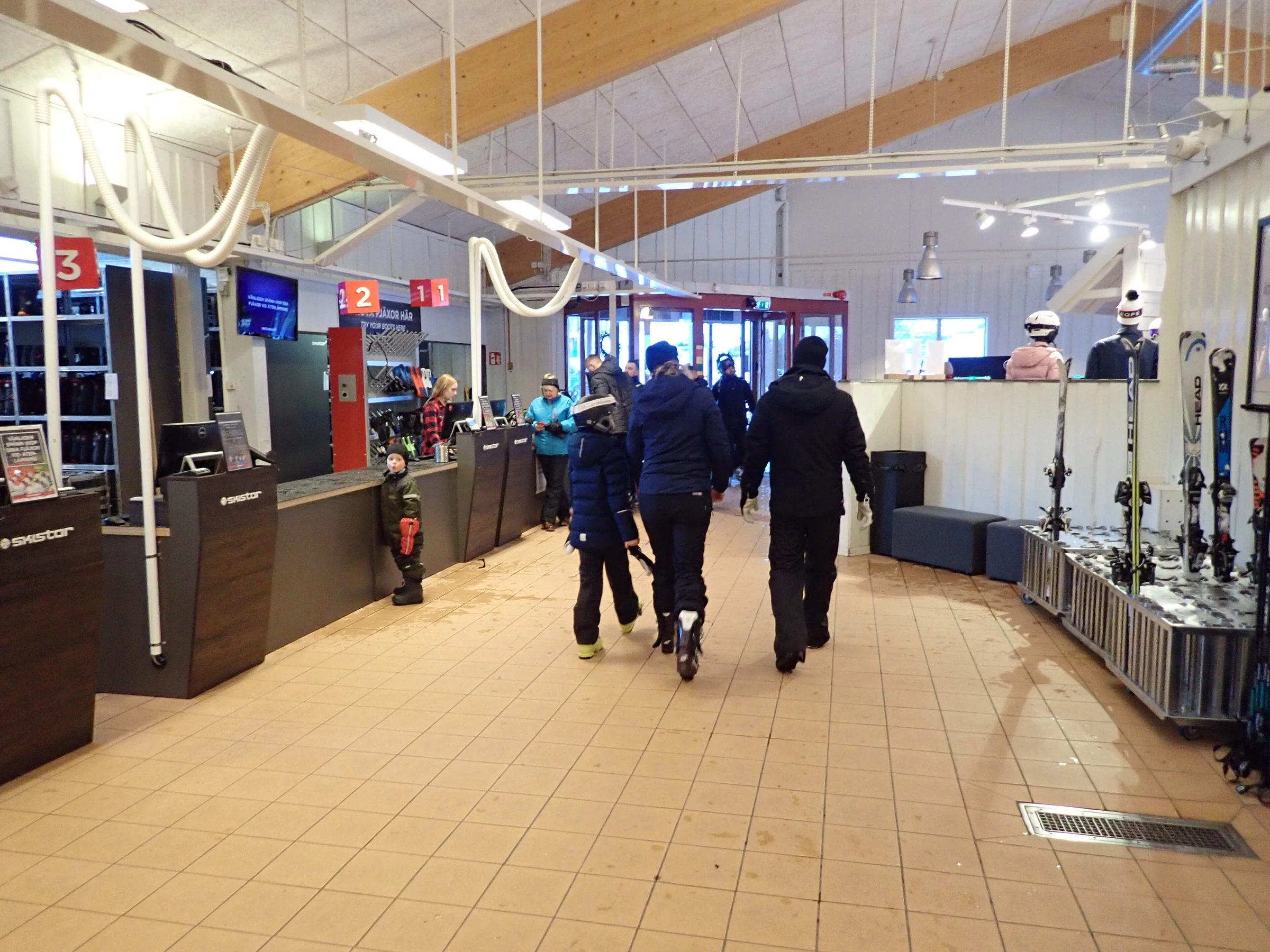 Location de ski à Tandådalen avec comptoirs, clients, skis et équipement de chaussures