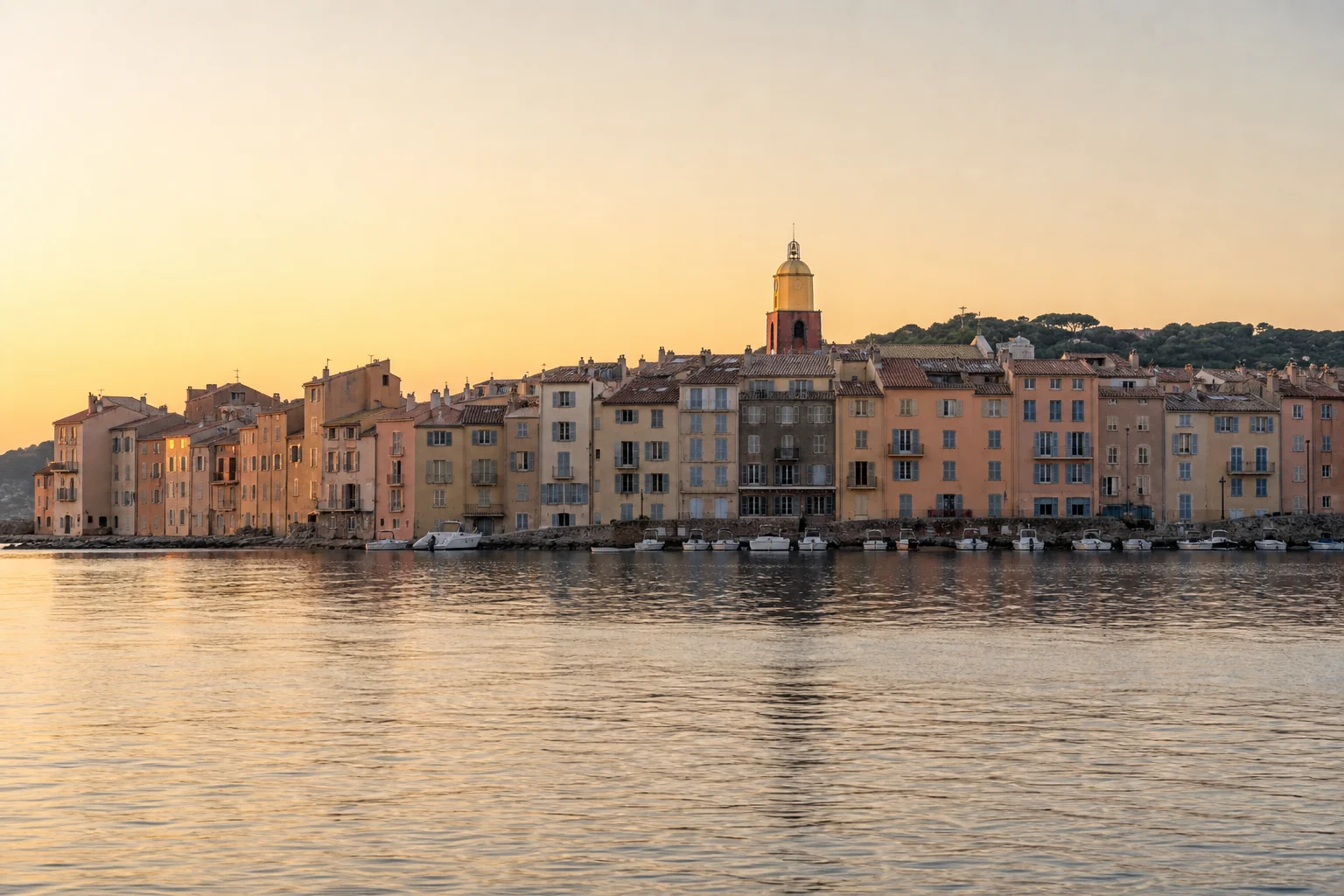 Ambiance matinale du port de Saint-Tropez avec bateaux sans marque