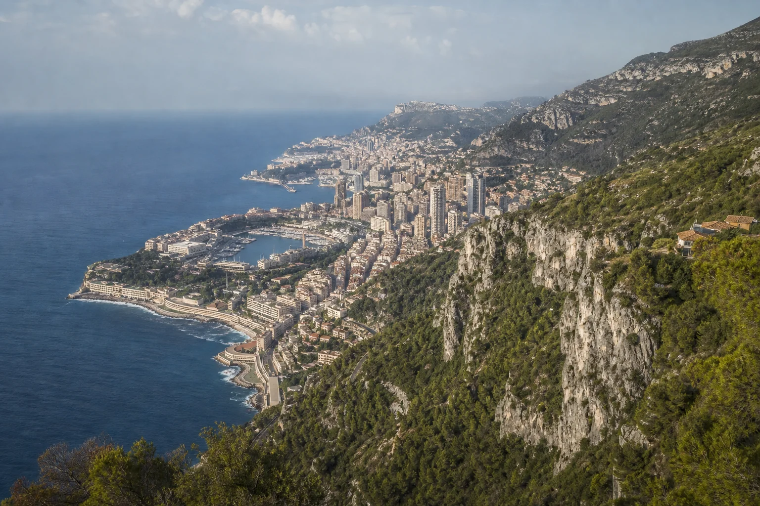 Vue côtière générique de Monaco et des falaises vers Roquebrune