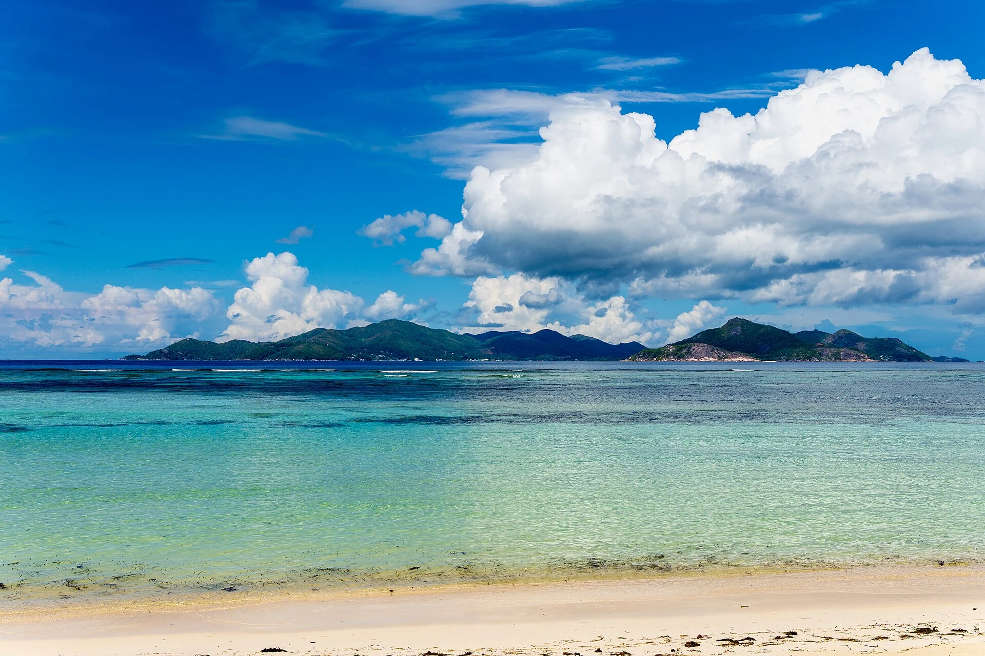 Praslin vue au-delà de la mer depuis La Digue aux Seychelles