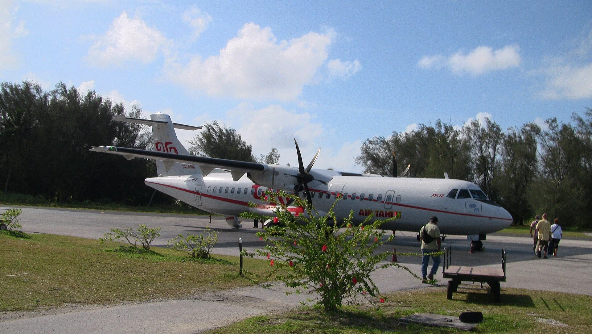 ATR 72 d'Air Tahiti avec passagers à l'aéroport de Bora Bora