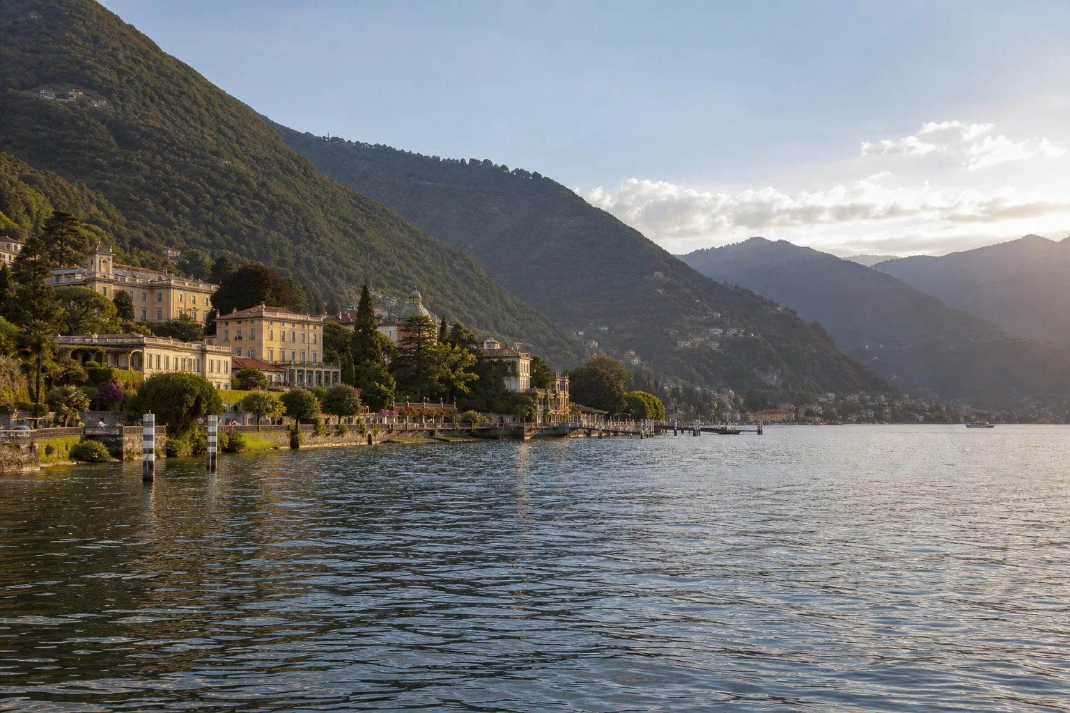 Rive sud-ouest du lac de Côme avec villas, jardins et pontons vers Cernobbio