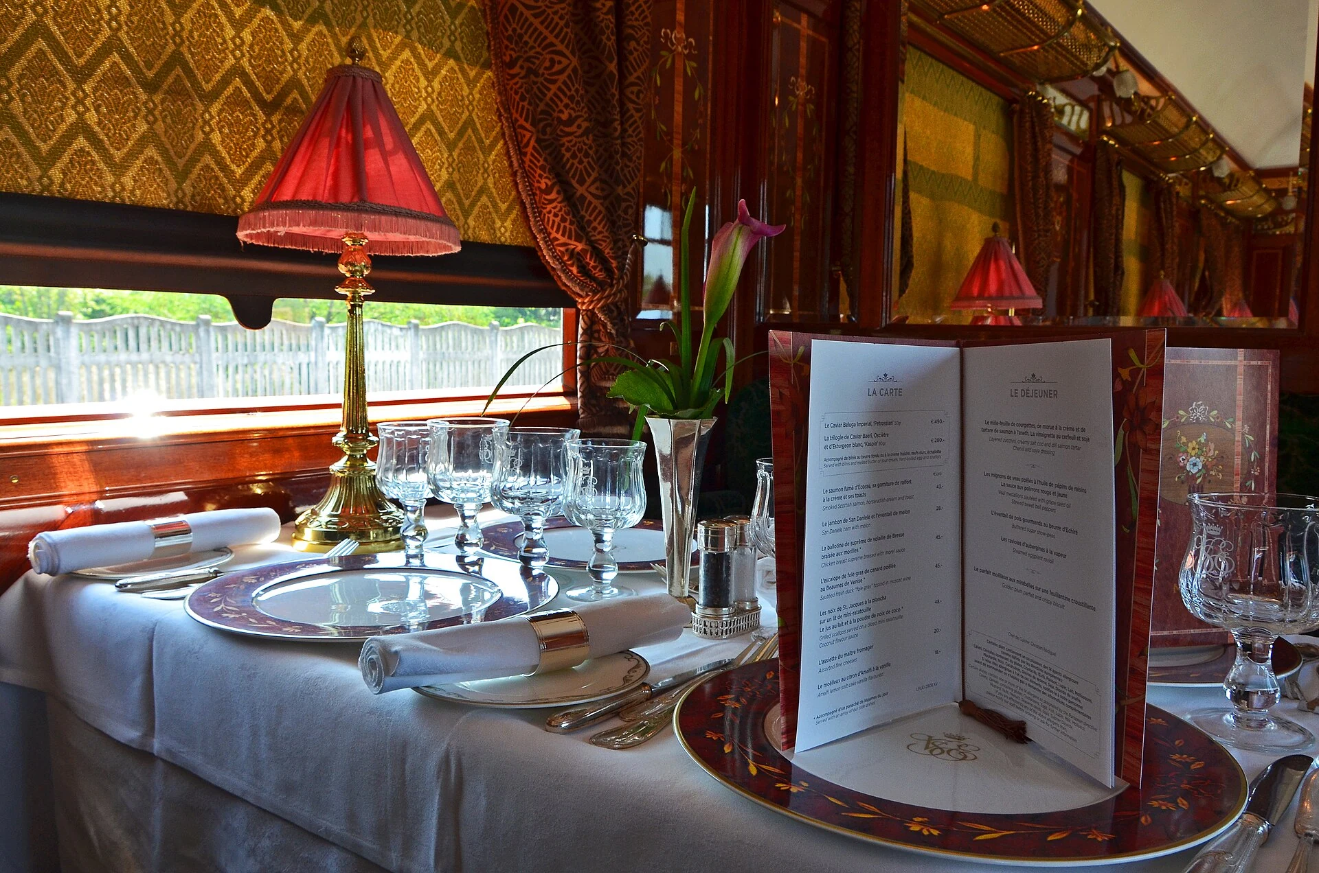 Queensize-Bett in einer realen Rovos Rail Deluxe Suite im Pride of Africa