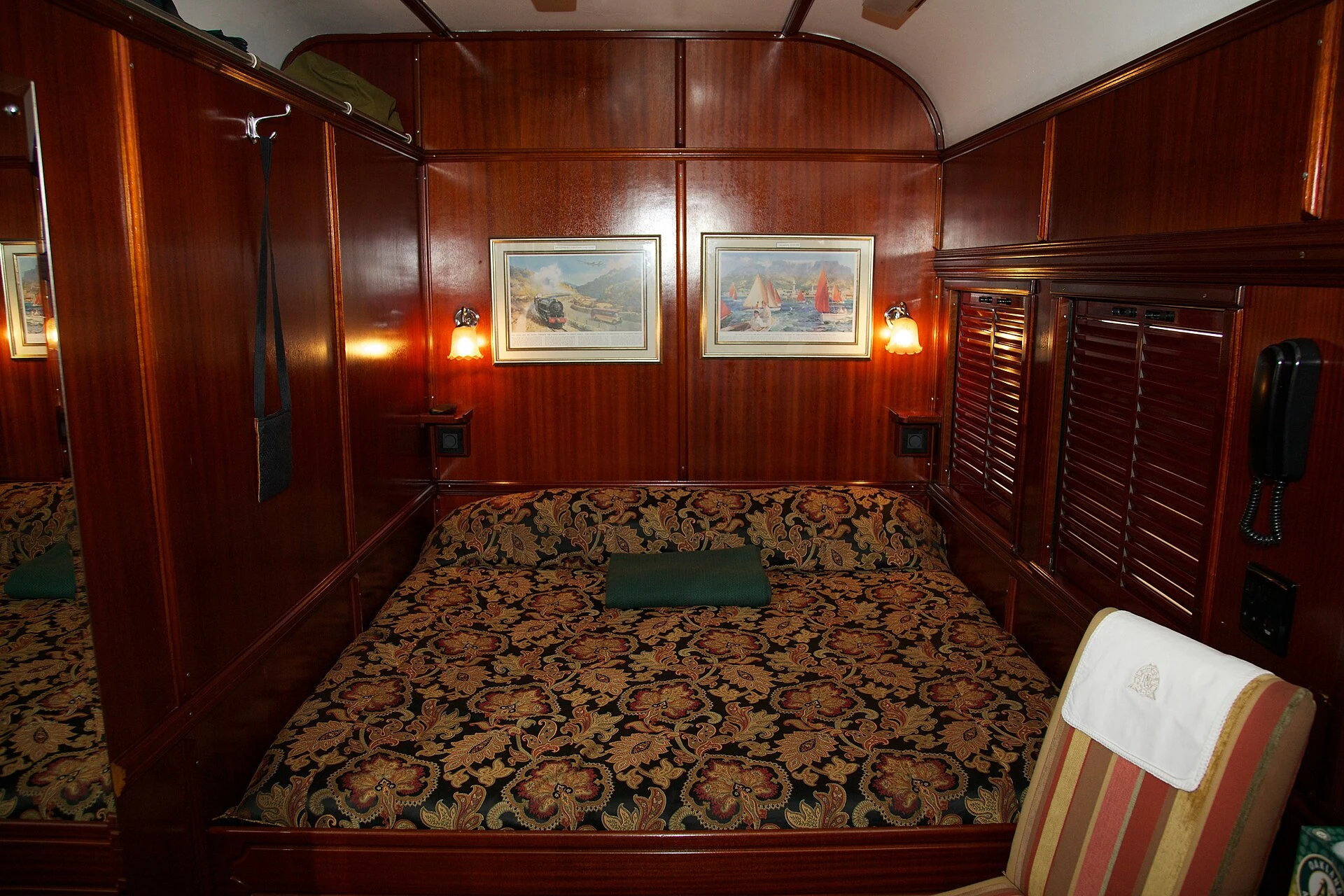 Obere und untere Liege im historischen Schlafwagen Acheron in Nachtstellung