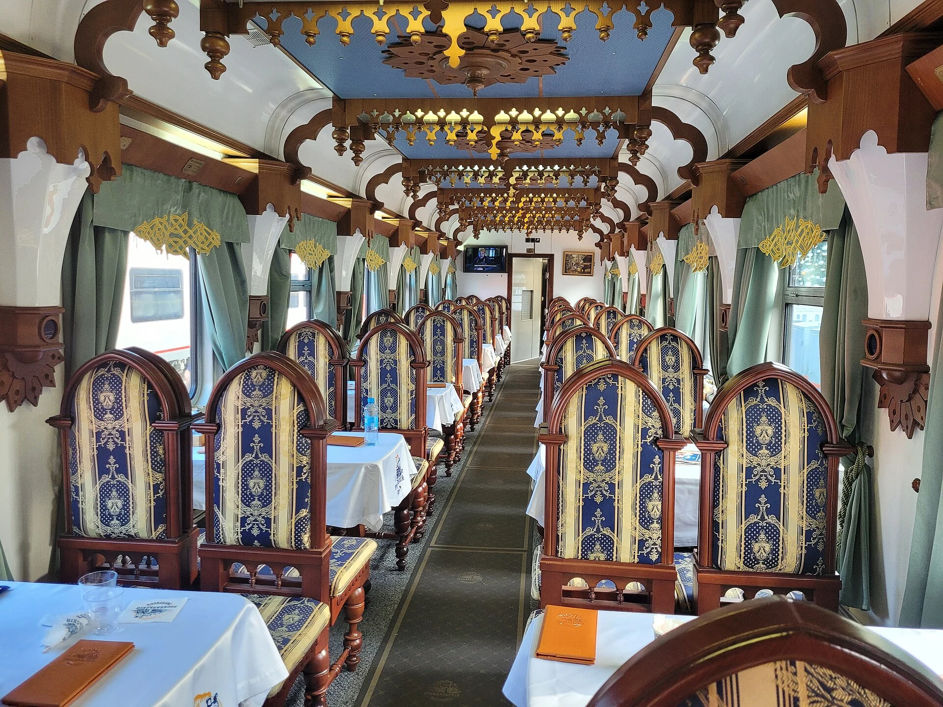 Real Ruskeala Express dining car with closely arranged tables and chairs