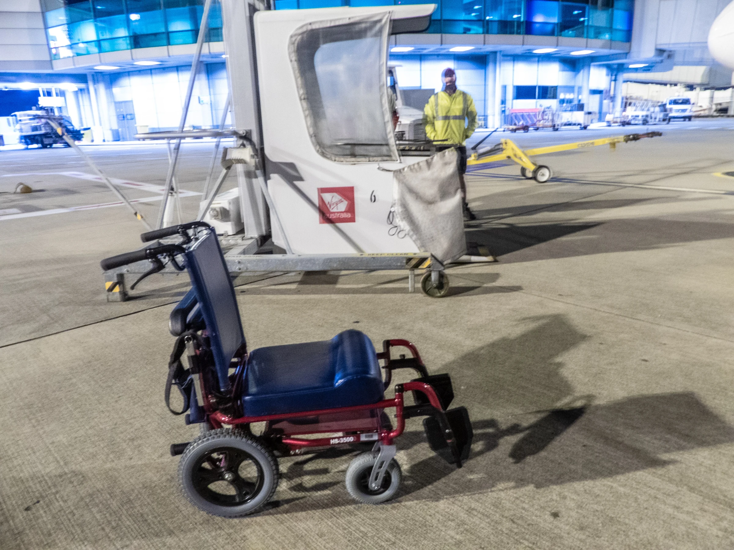 Rollstuhl, schmaler Bordstuhl und Hebelift am Inlandsterminal des Flughafens Brisbane