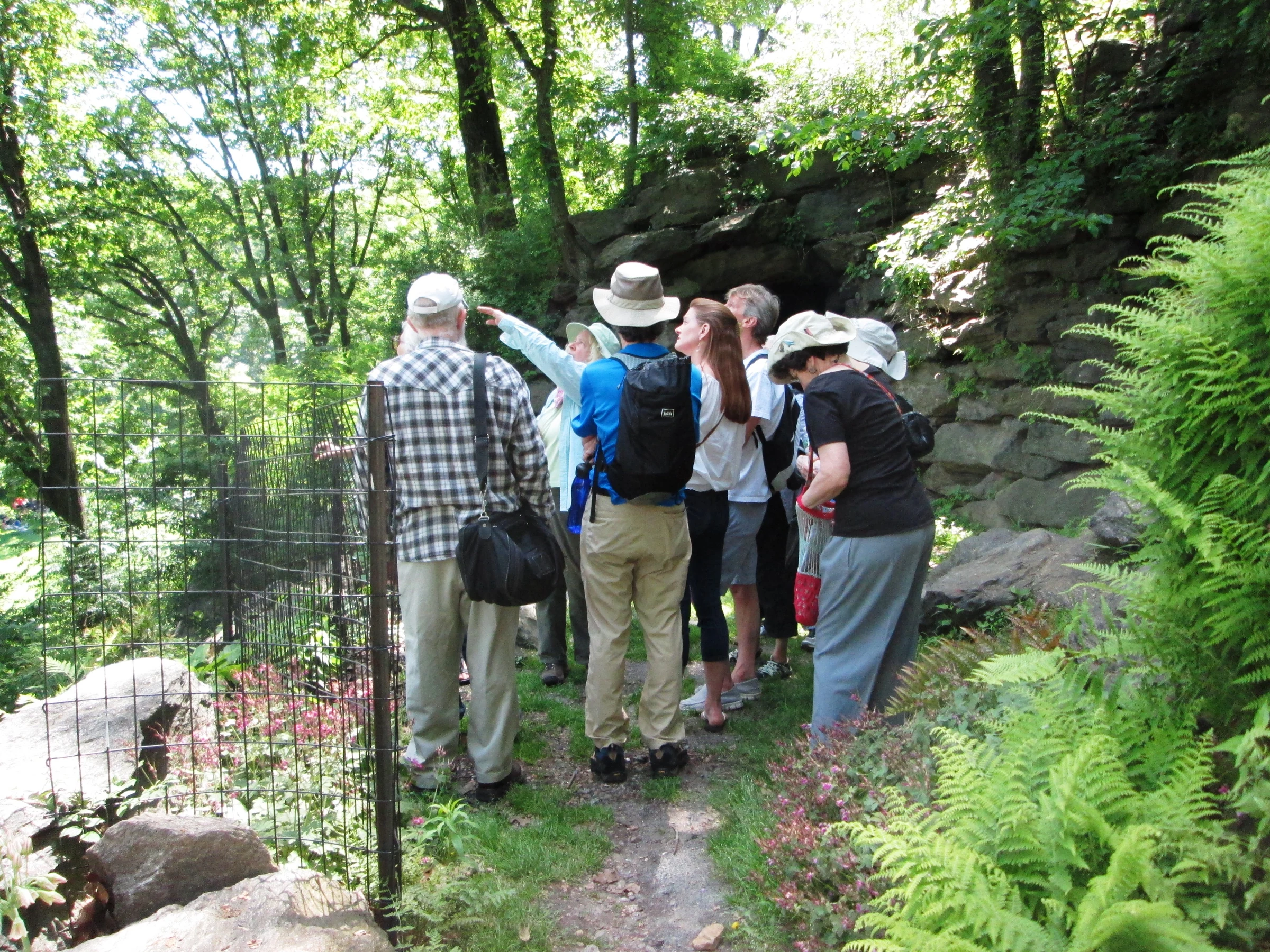 Botanikerin erklärt einer Besuchergruppe den Alpengarten im Fort Tryon Park in New York